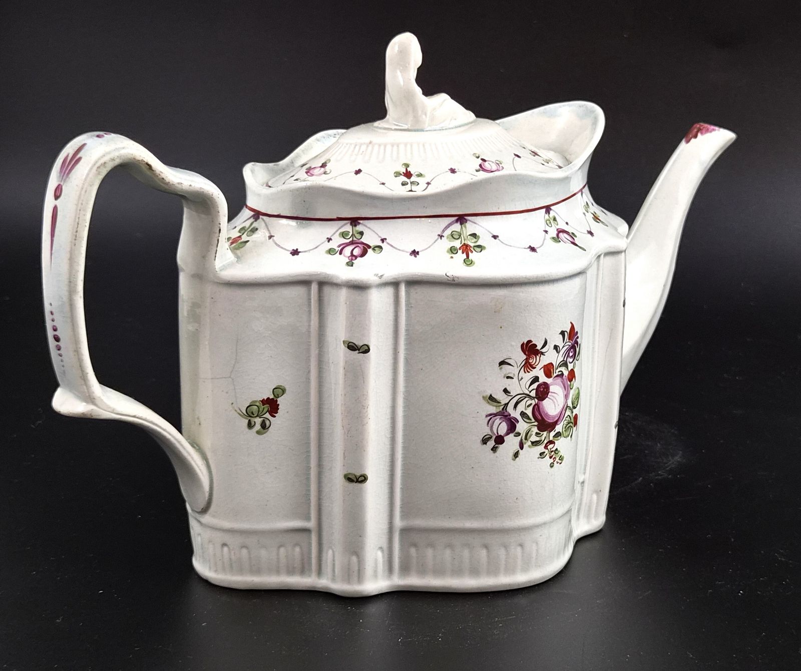 Engels aardewerk theepot in Commode-vorm met Widow-knop, ca. 1810 photo for sale