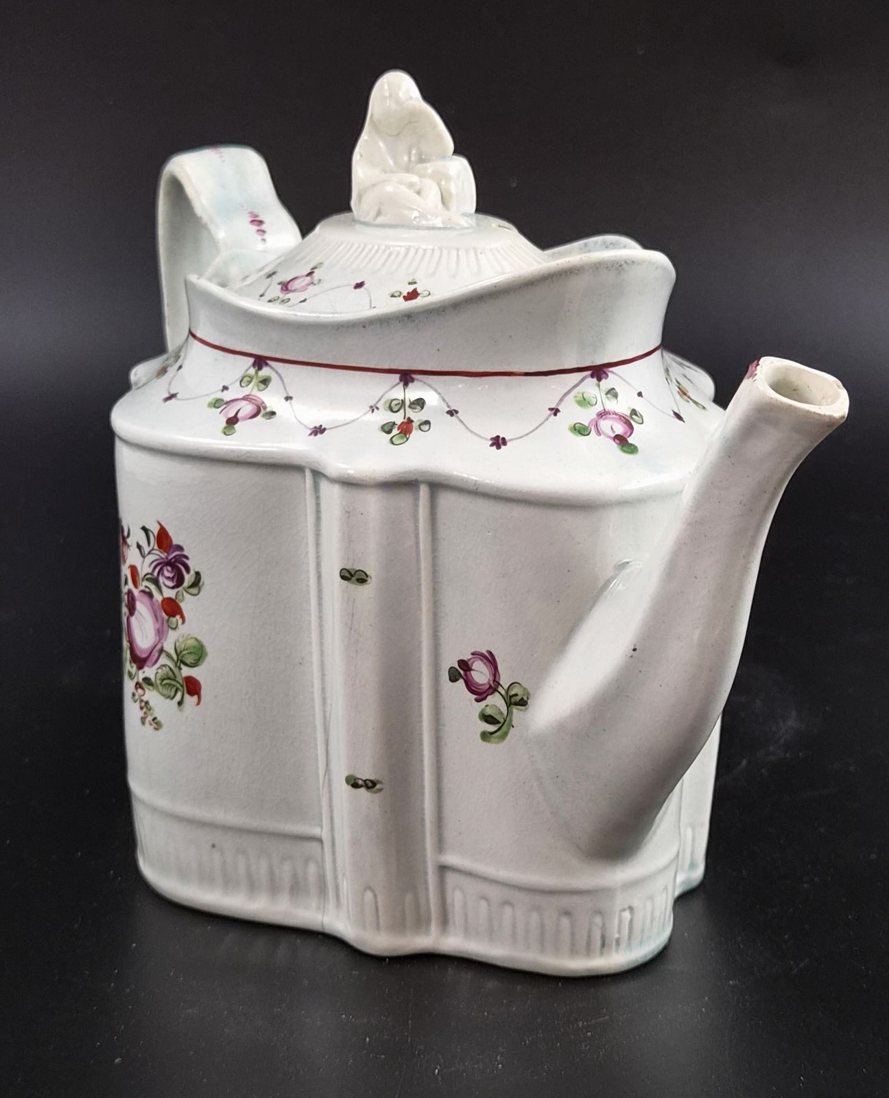Engels aardewerk theepot in Commode-vorm met Widow-knop, ca. 1810 photo Woonaccessoires