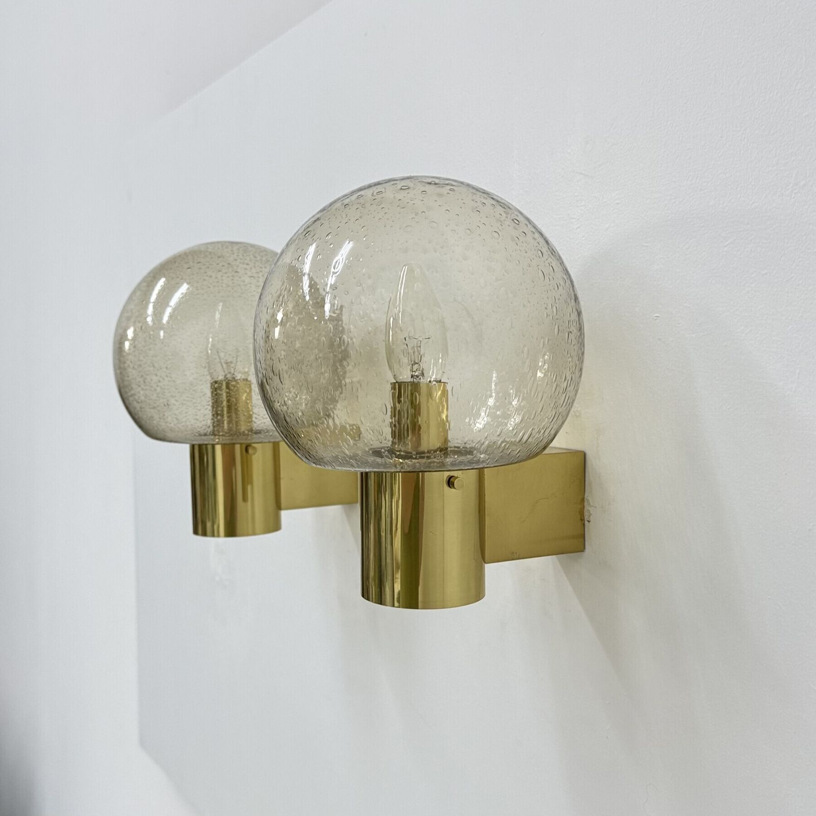 Mid-Century Limburg Glashütte wandlamp, messing met gerookt bubbelglas, jaren 1970 photo vinterior