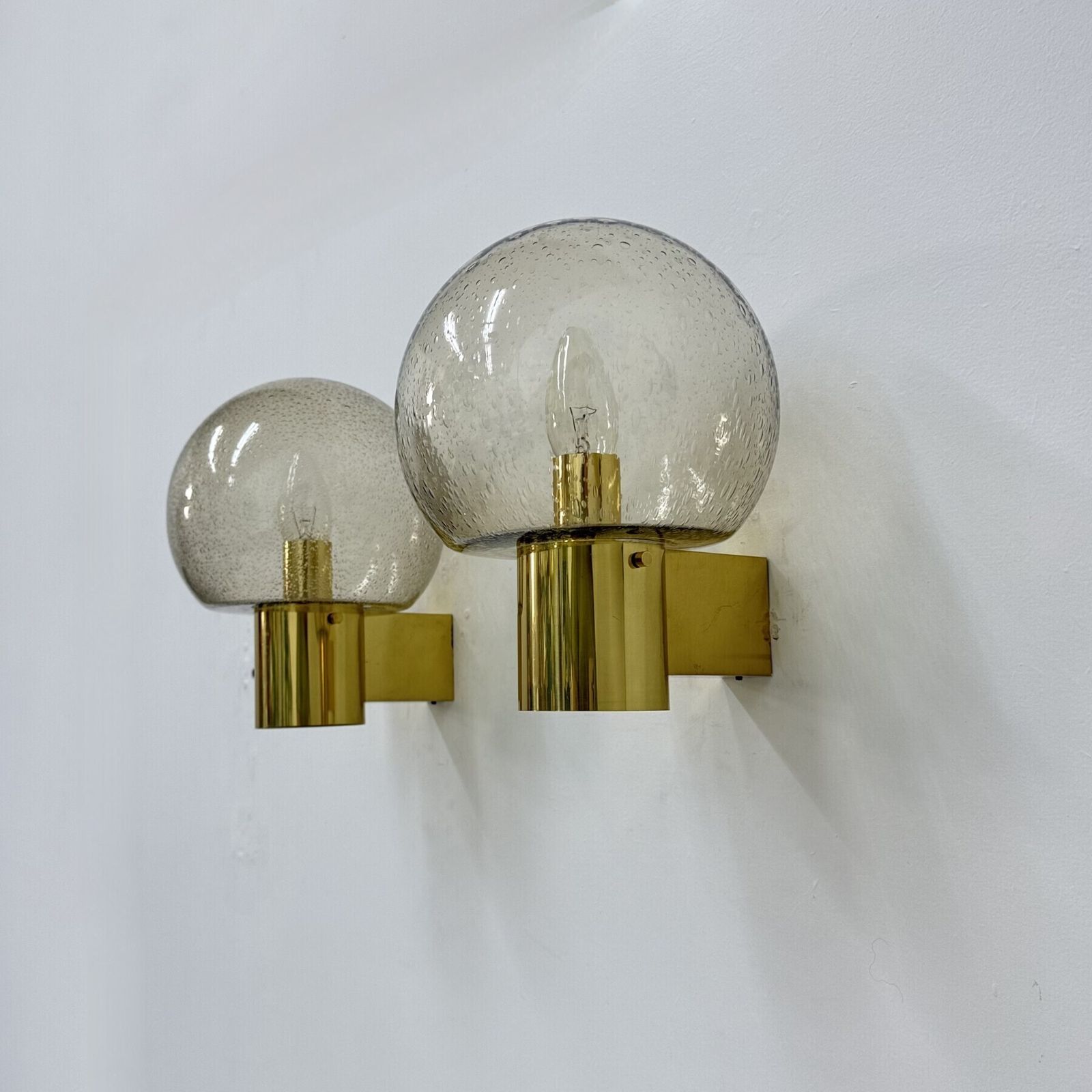Mid-Century Limburg Glashütte wandlamp, messing met gerookt bubbelglas, jaren 1970 photo buy