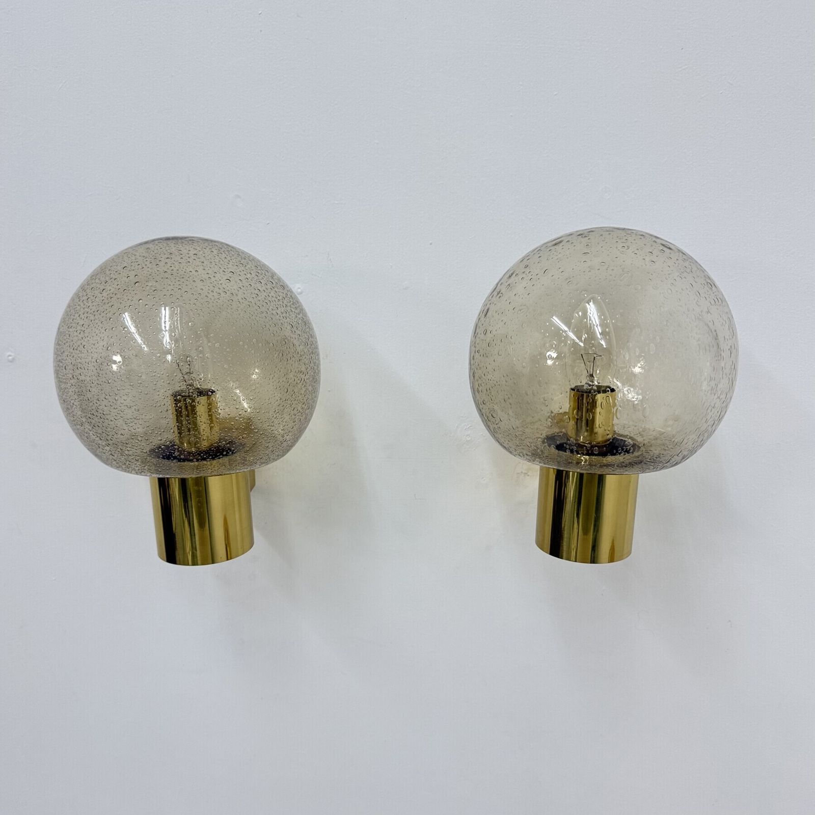 692.0 Mid-Century Limburg Glashütte wandlamp, messing met gerookt bubbelglas, jaren 1970 photo