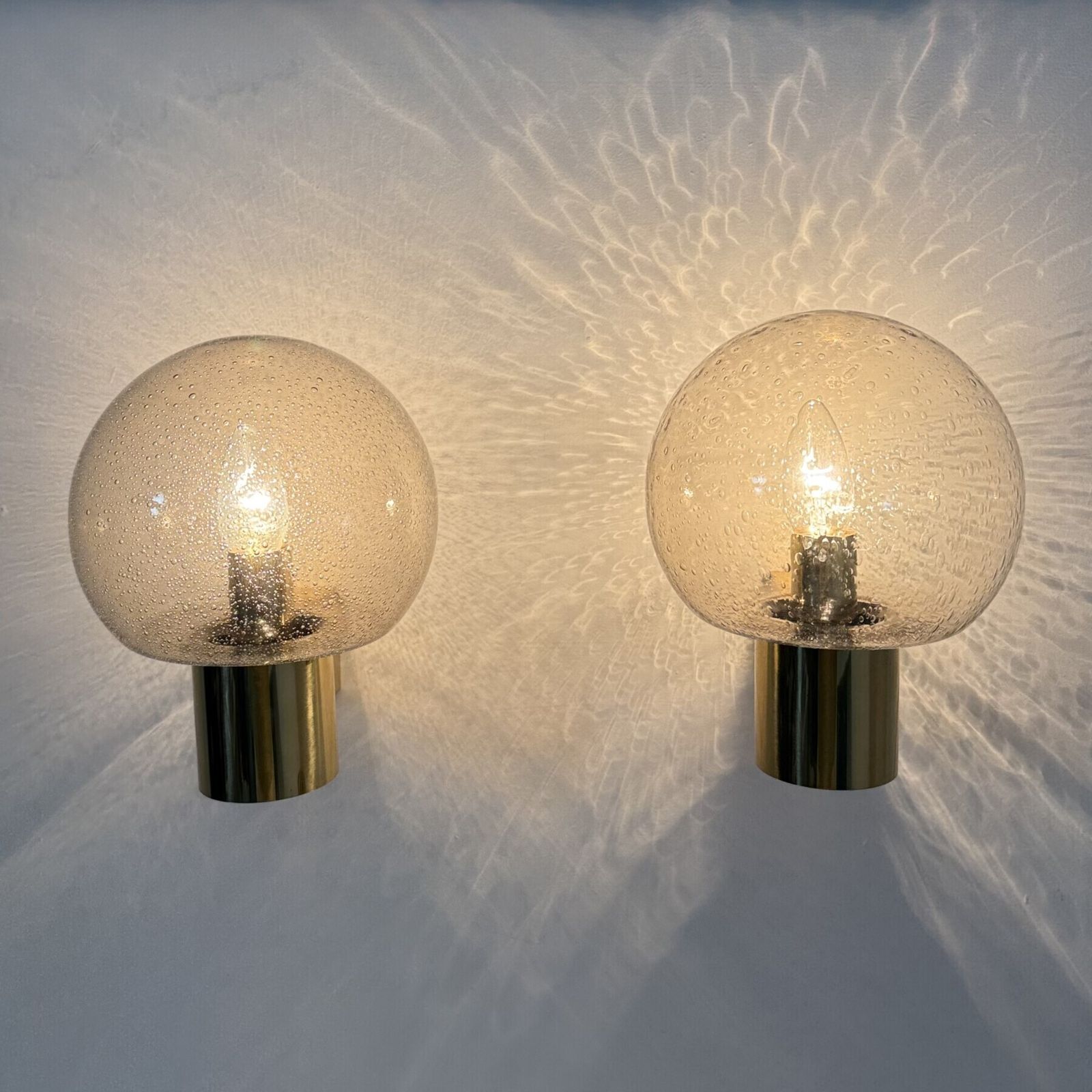 photo vintage Mid-Century Limburg Glashütte wandlamp, messing met gerookt bubbelglas, jaren 1970