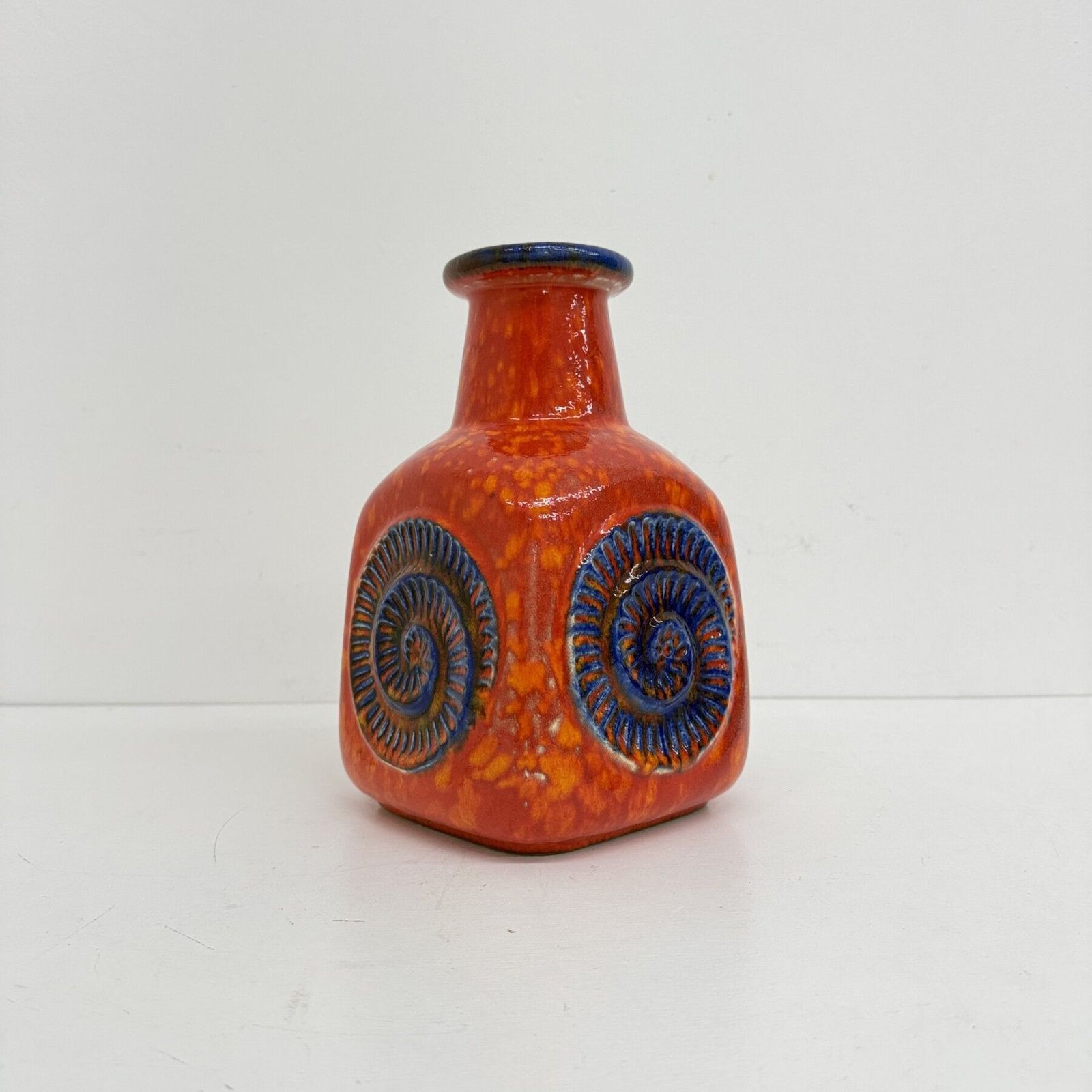 Vase en céramique Scheurich West Germany Bay orange à fossiles bleus, années 1970 photo furniture