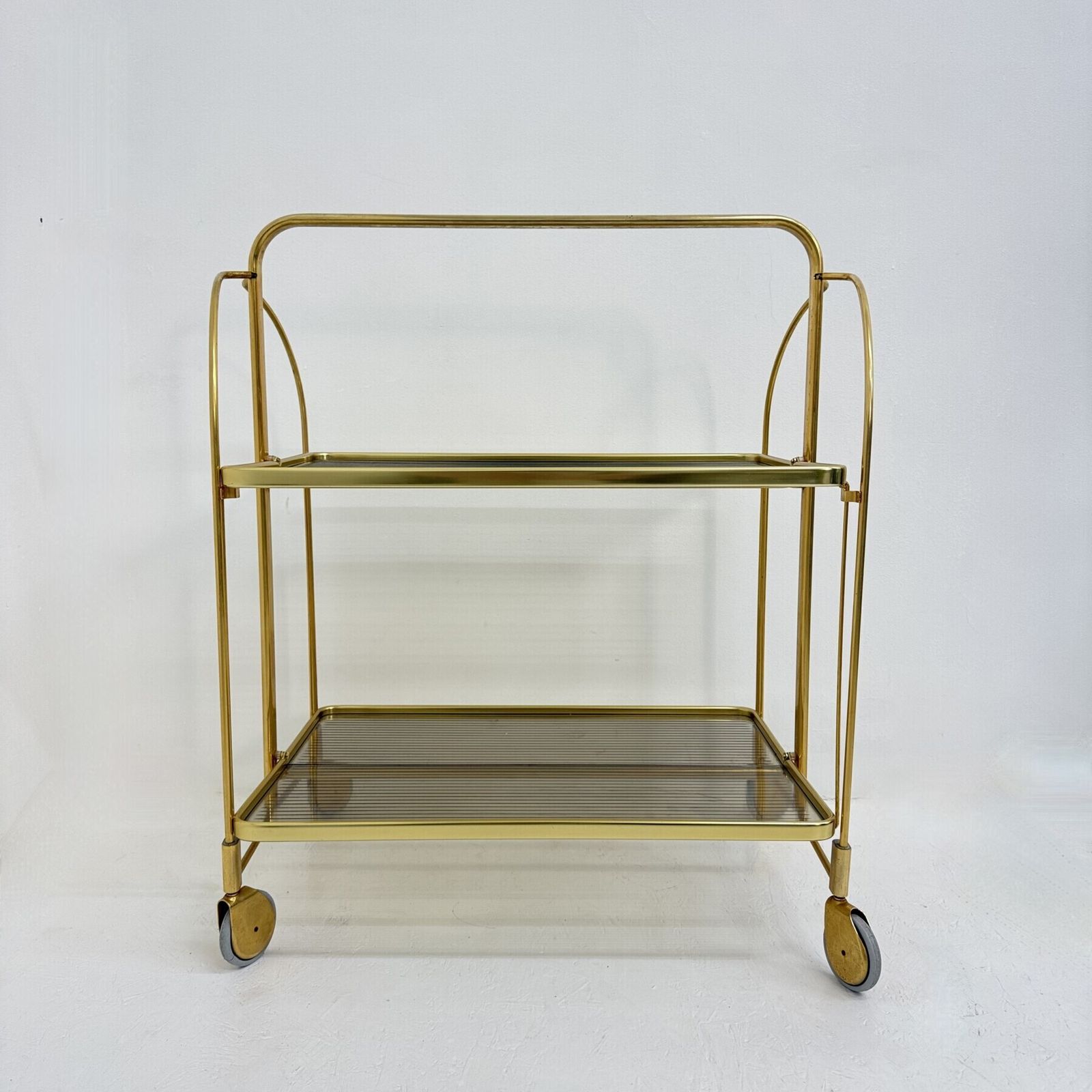 Chariot bar pliant mid-century modern en laiton et verre acrylique côtelé, années 1970 photo buy