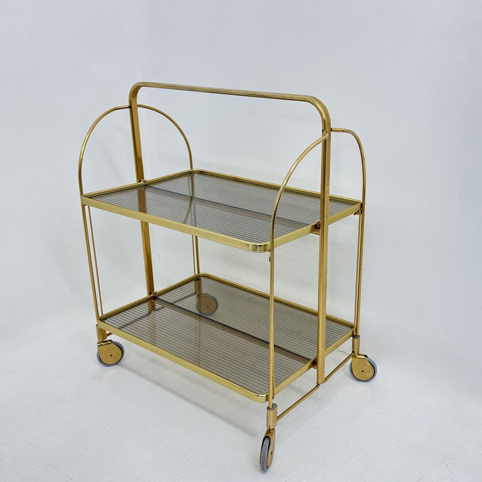 photo furniture Chariot bar pliant mid-century modern en laiton et verre acrylique côtelé, années 1970