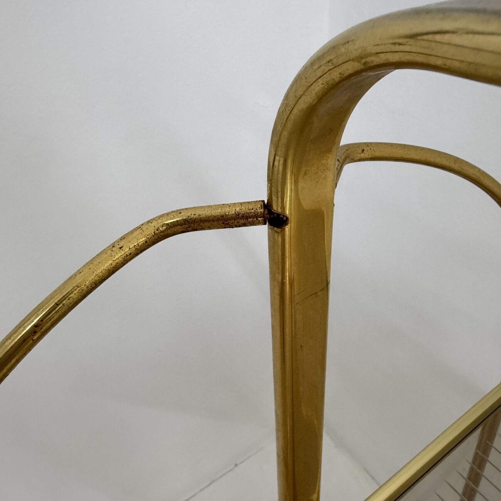 506.0 Chariot bar pliant mid-century modern en laiton et verre acrylique côtelé, années 1970 photo