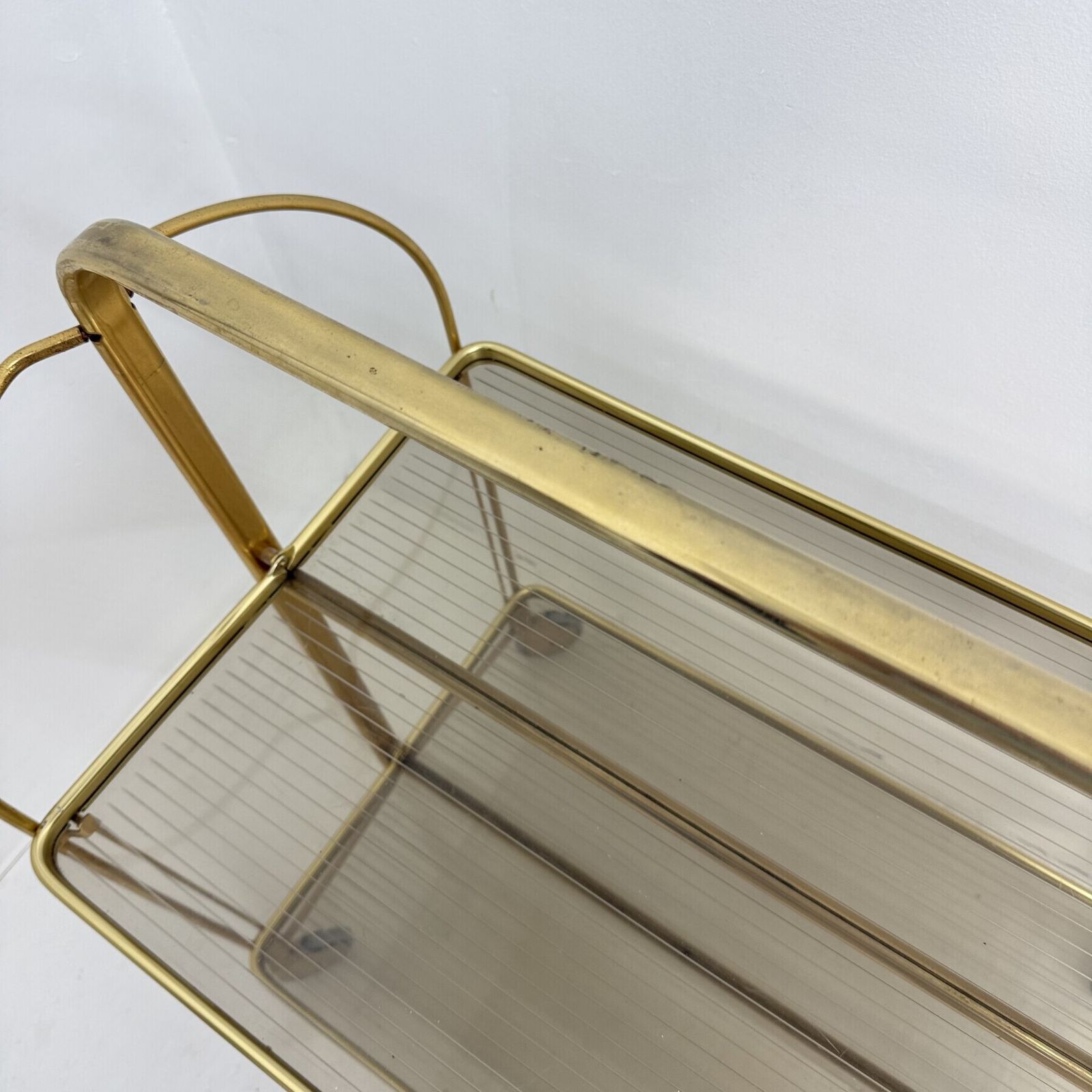 photo vinterior Chariot bar pliant mid-century modern en laiton et verre acrylique côtelé, années 1970