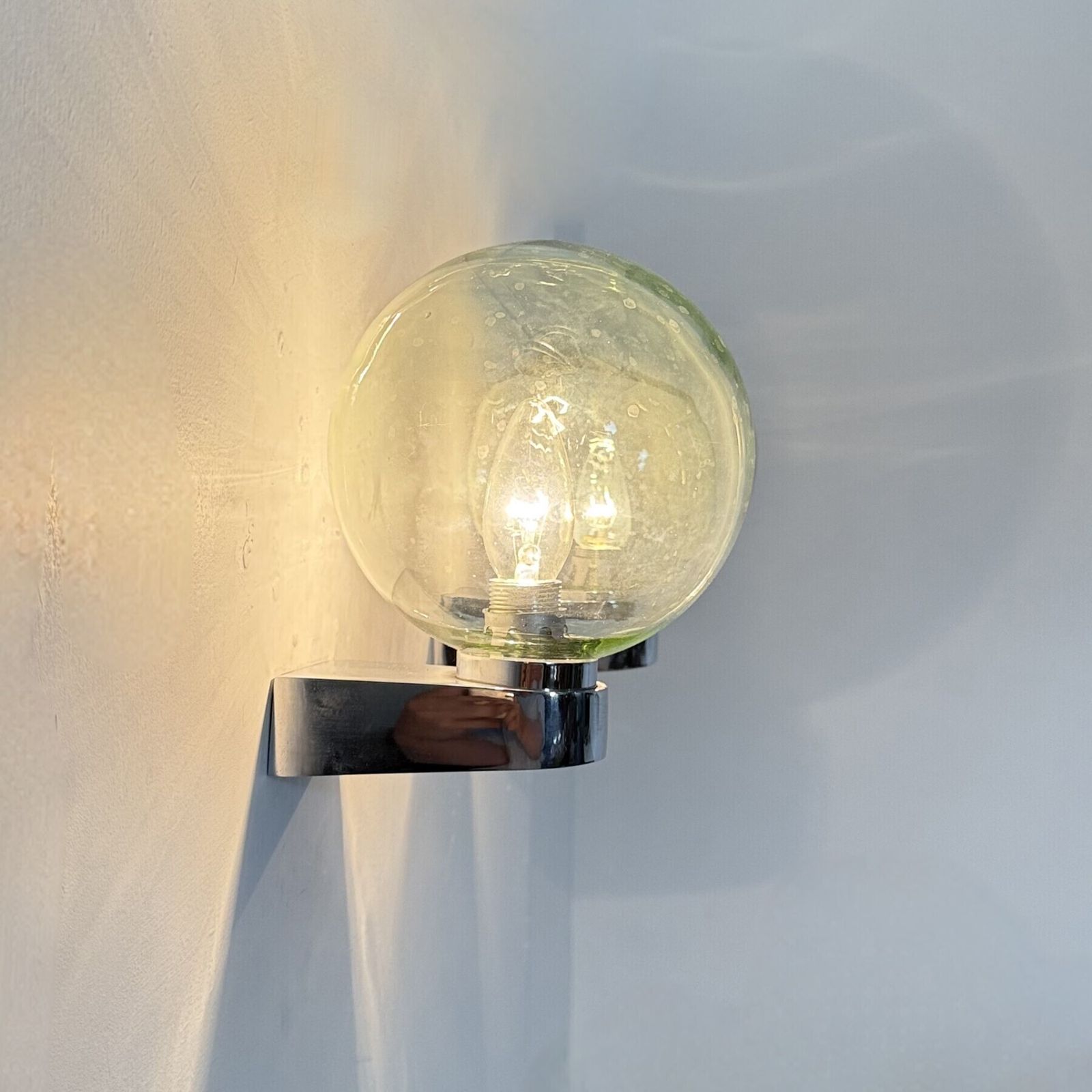 Applique murale mid-century en verre vert et chrome, années 1970 photo furniture