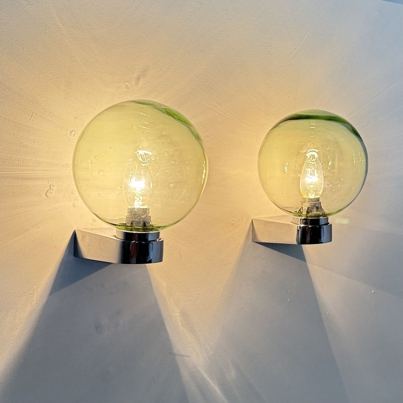 Applique murale mid-century en verre vert et chrome, années 1970 photo Luminaires