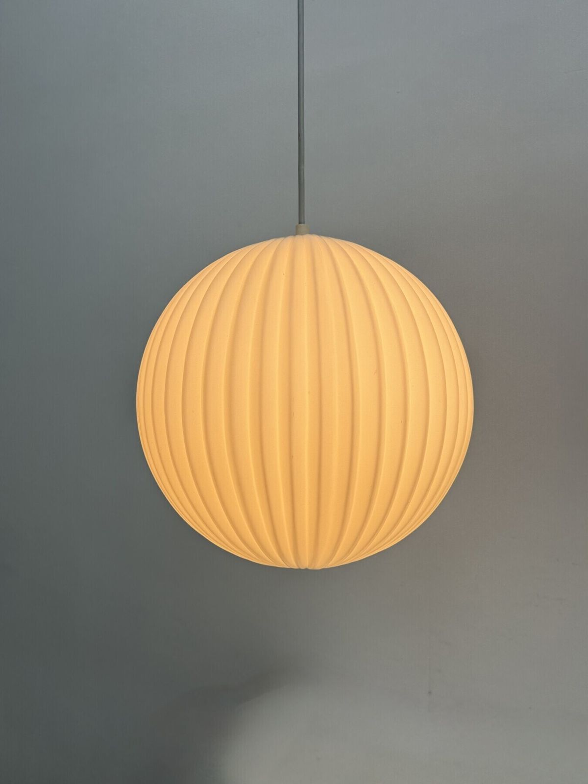 Rare suspension en verre opaline Louis Kalff pour Philips, années 1960 photo Luminaires