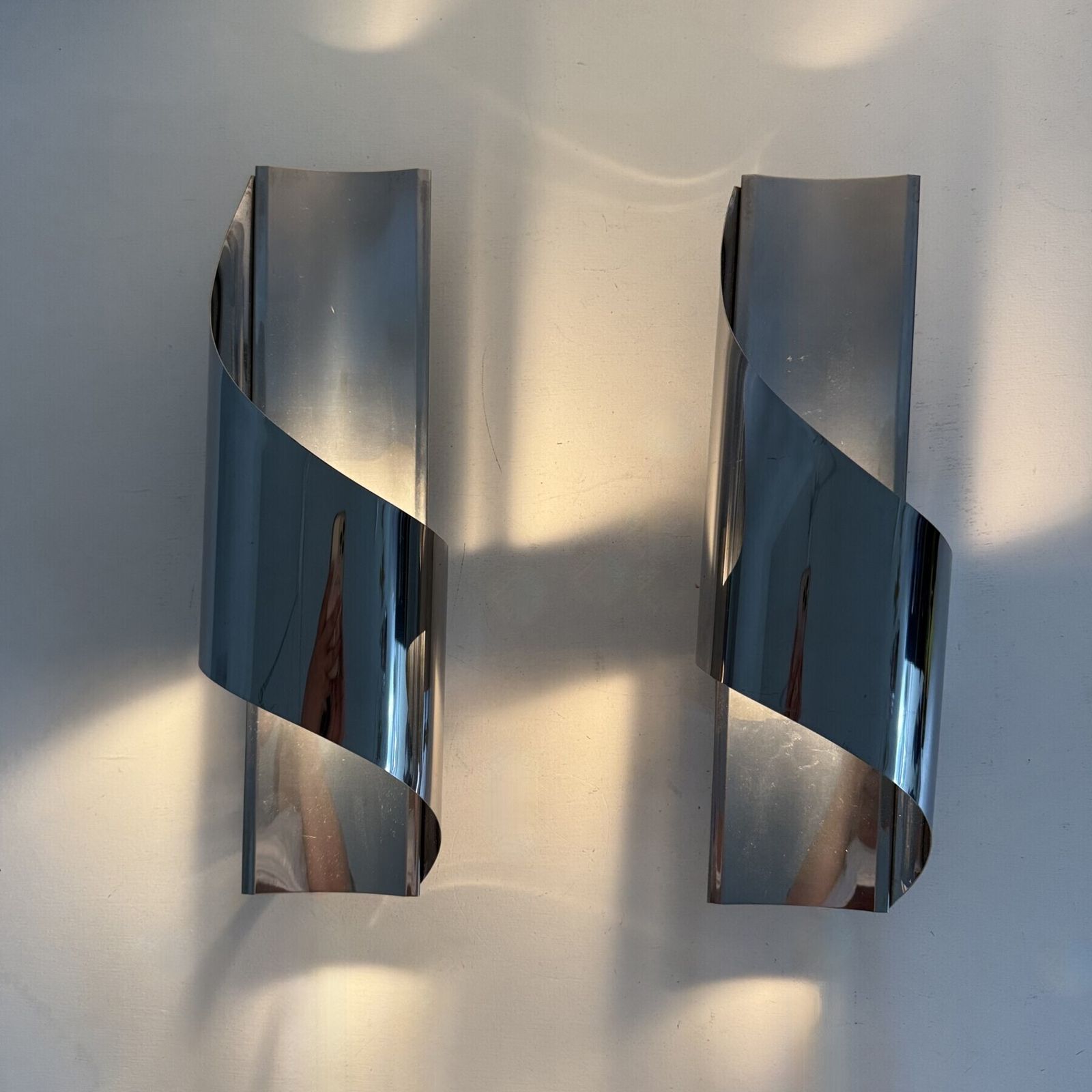 Lot de 2 appliques murales italiennes en métal, années 1970 photo Luminaires