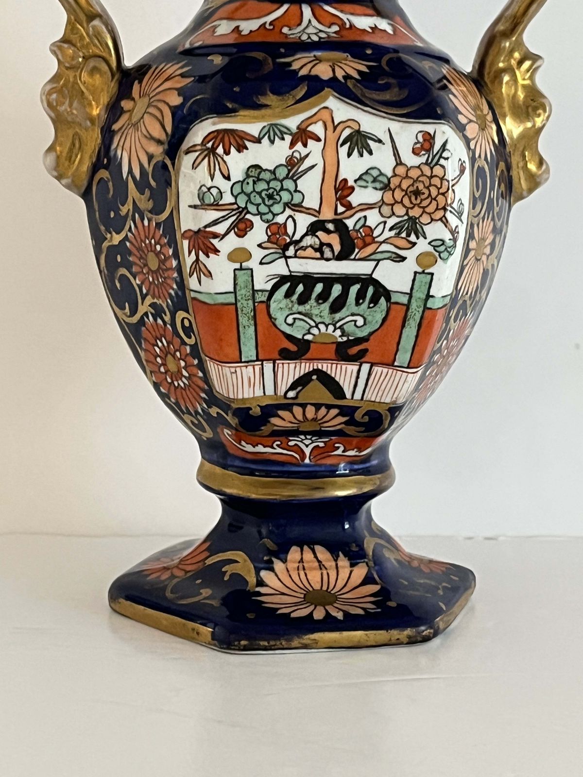 Mason's Ironstone hoge vaas in het Blue Hawthorne-patroon, zeldzame vorm, ca. 1830 photo vinterior