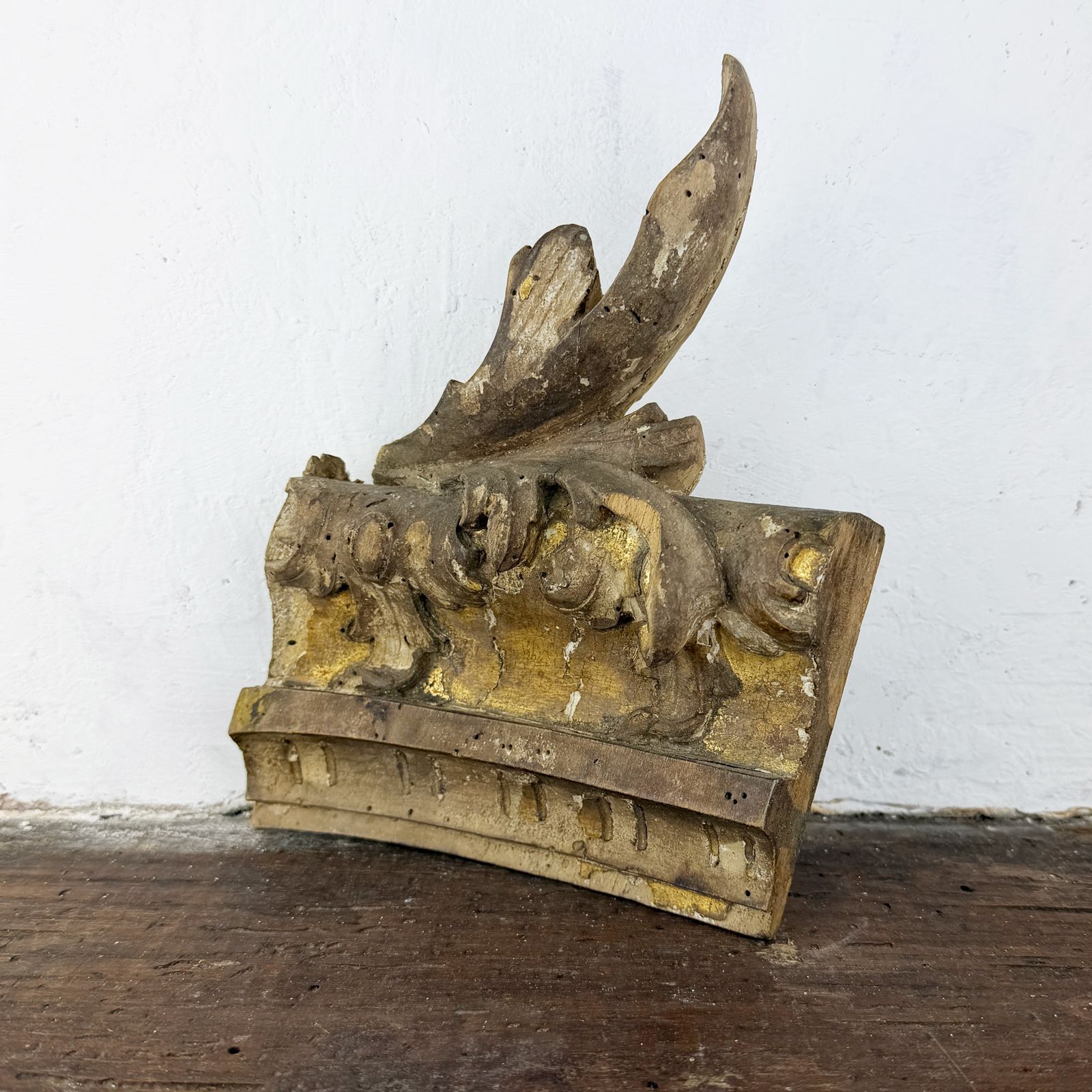 Italiaans verguld houten fragment, 18e eeuw, Italiaans Barok architecturaal snijwerk photo for sale