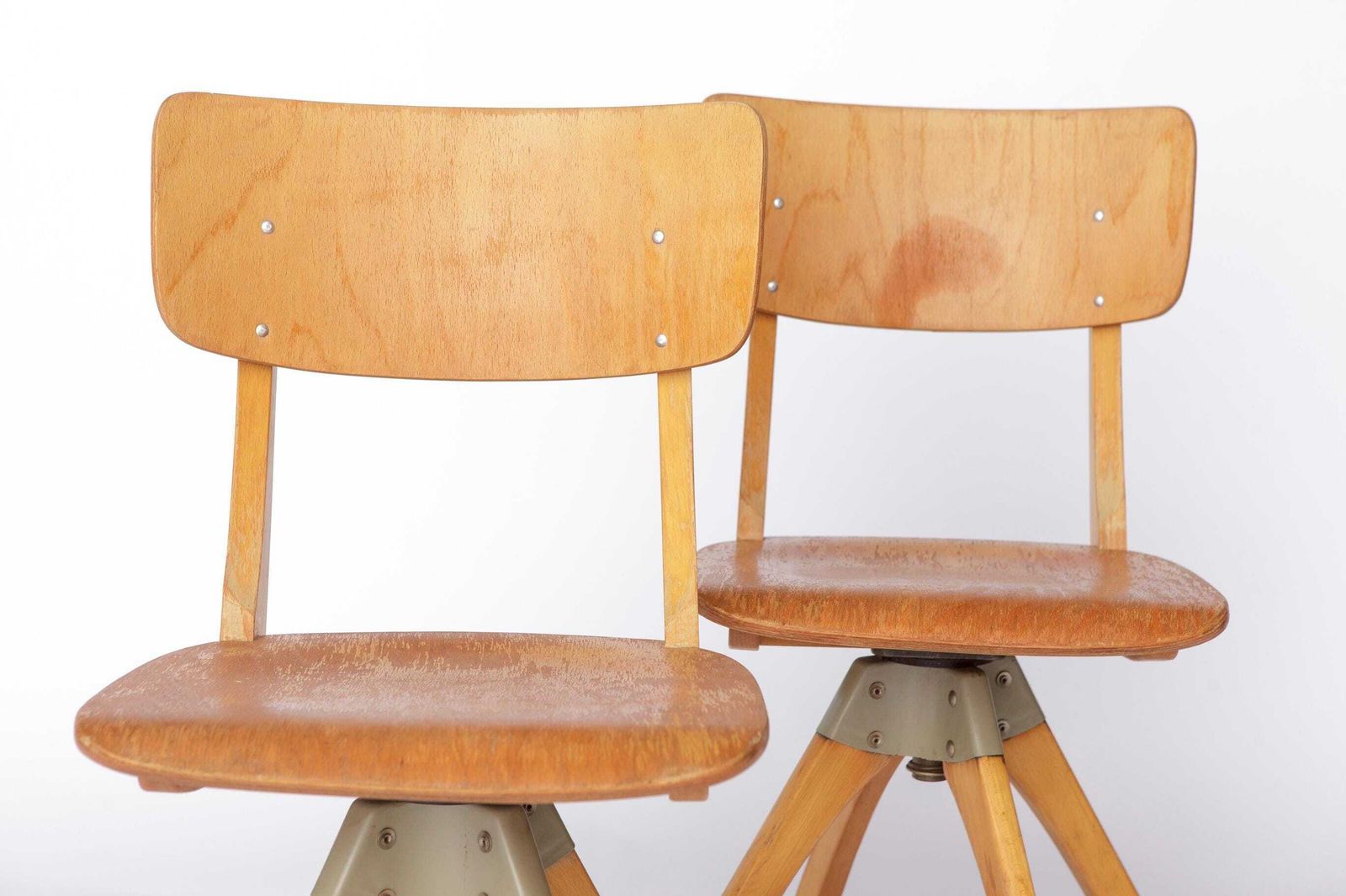 Paar Vintage Casala Draaifauteuils, Jaren 1970 Duits Industrieel Beukenhouten Stoelen, Verstelbare Studio- of Bureaustoelen photo for sale