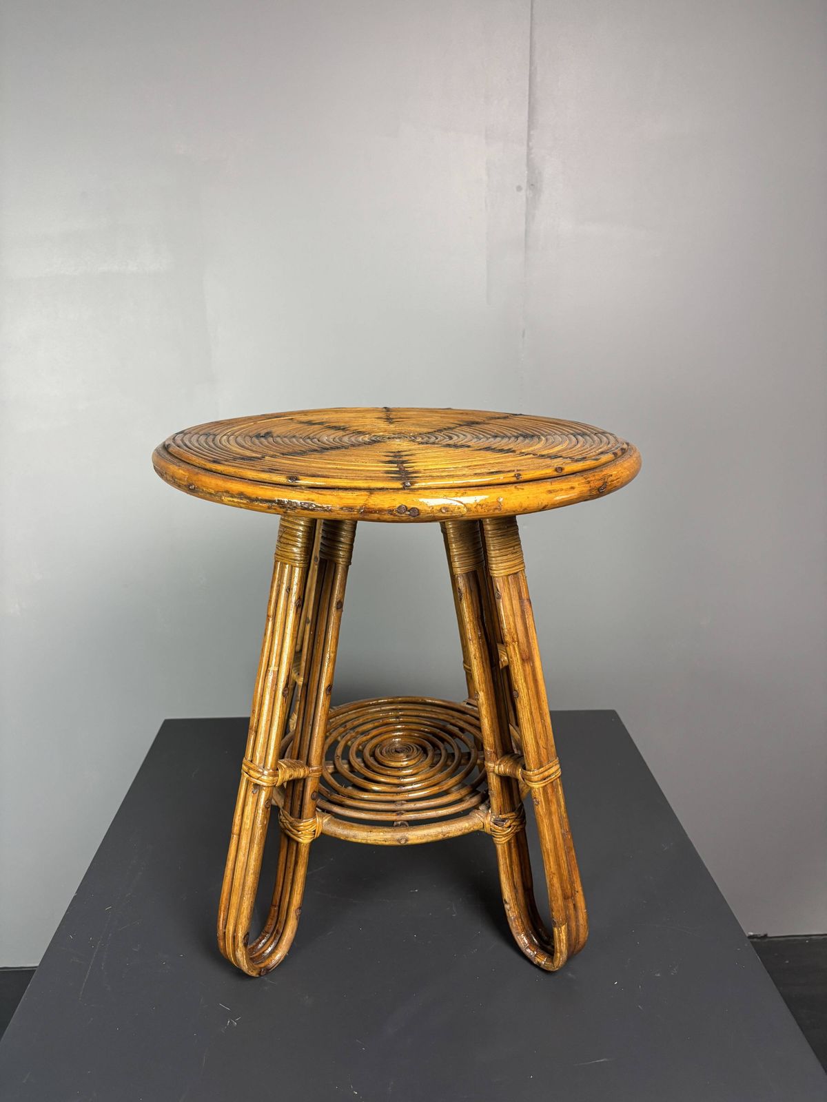 photo for sale Table d'appoint mid-century italienne en rotin et jonc crayon, vers les années 1950