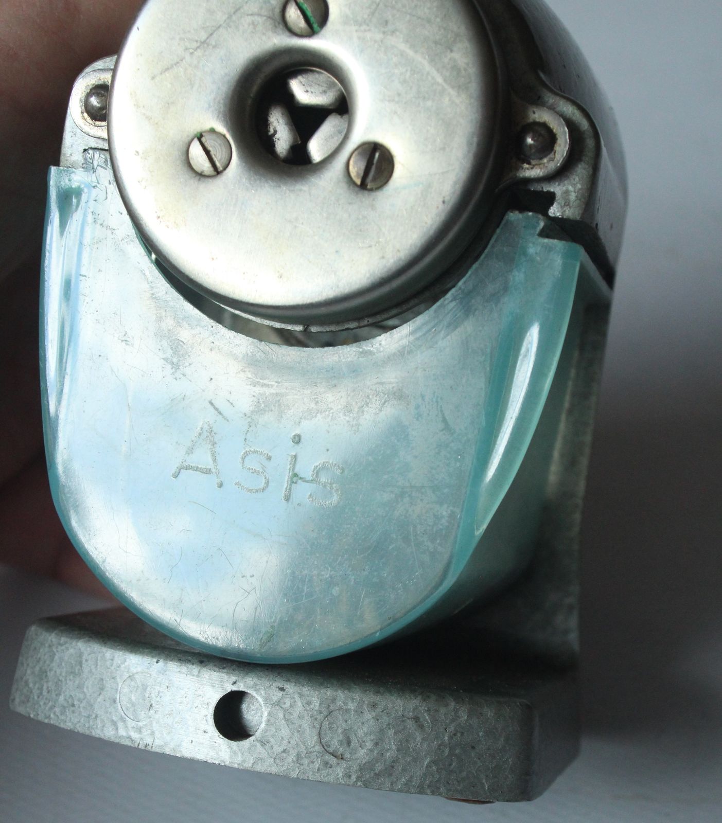 Asis tafelmodel puntenslijper van metaal met een opvallende plastic spaanderhouder van kunststof, origineel DDR-model - volledig functioneel. photo vinterior
