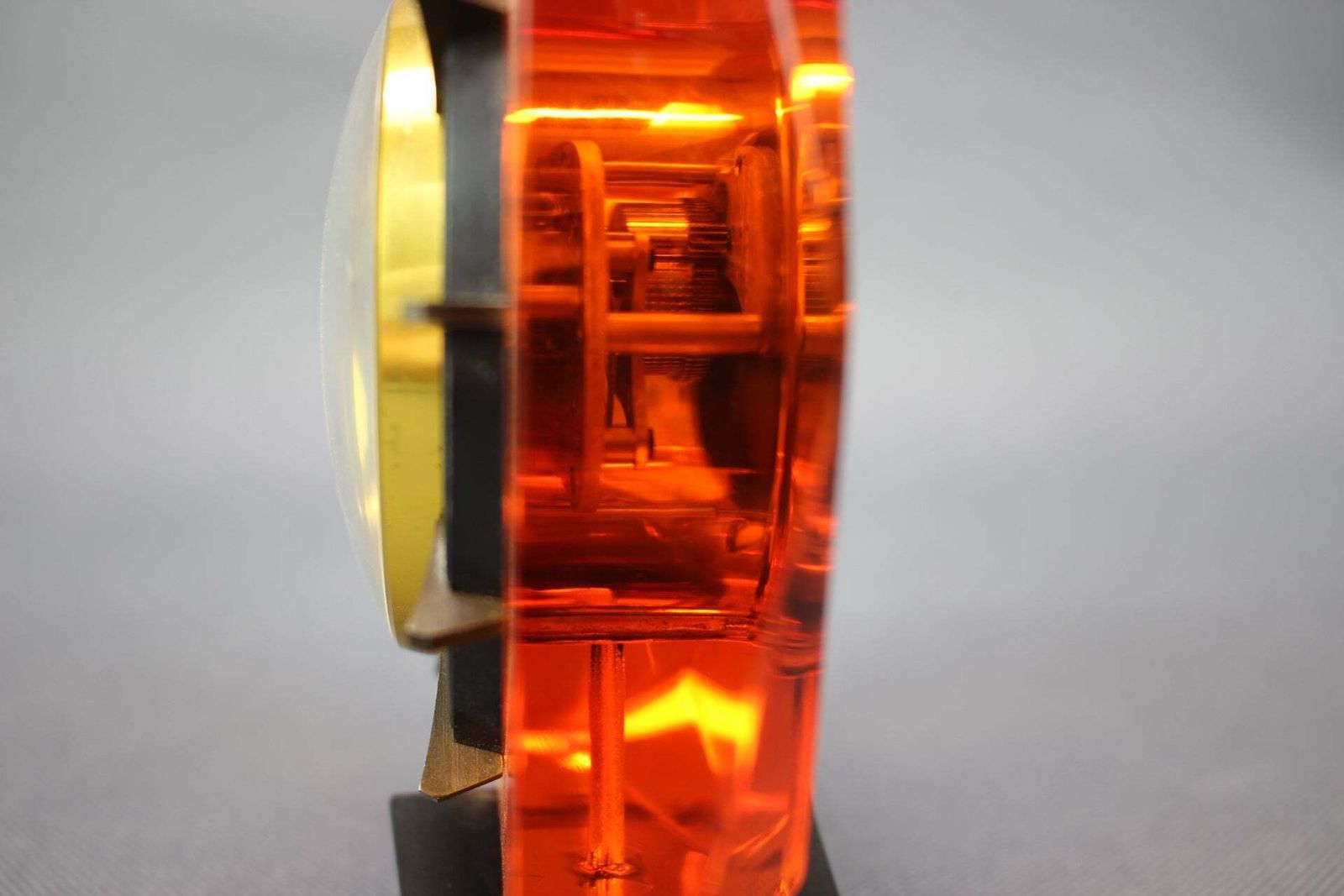 Vintage Sovjet Mayak oranje lucite schoorsteenklok, USSR, ca. jaren 1970-1980 photo buy