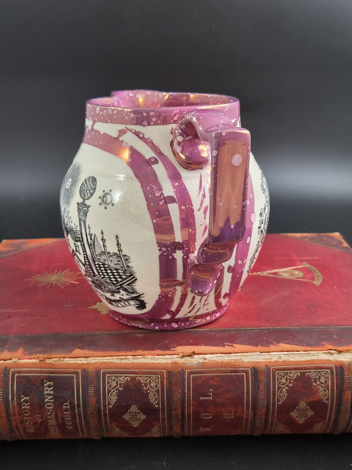 Sunderland Pink Splash Lustre Masonic Jug, Engels aardewerk, ca. 1820-1840 photo furniture