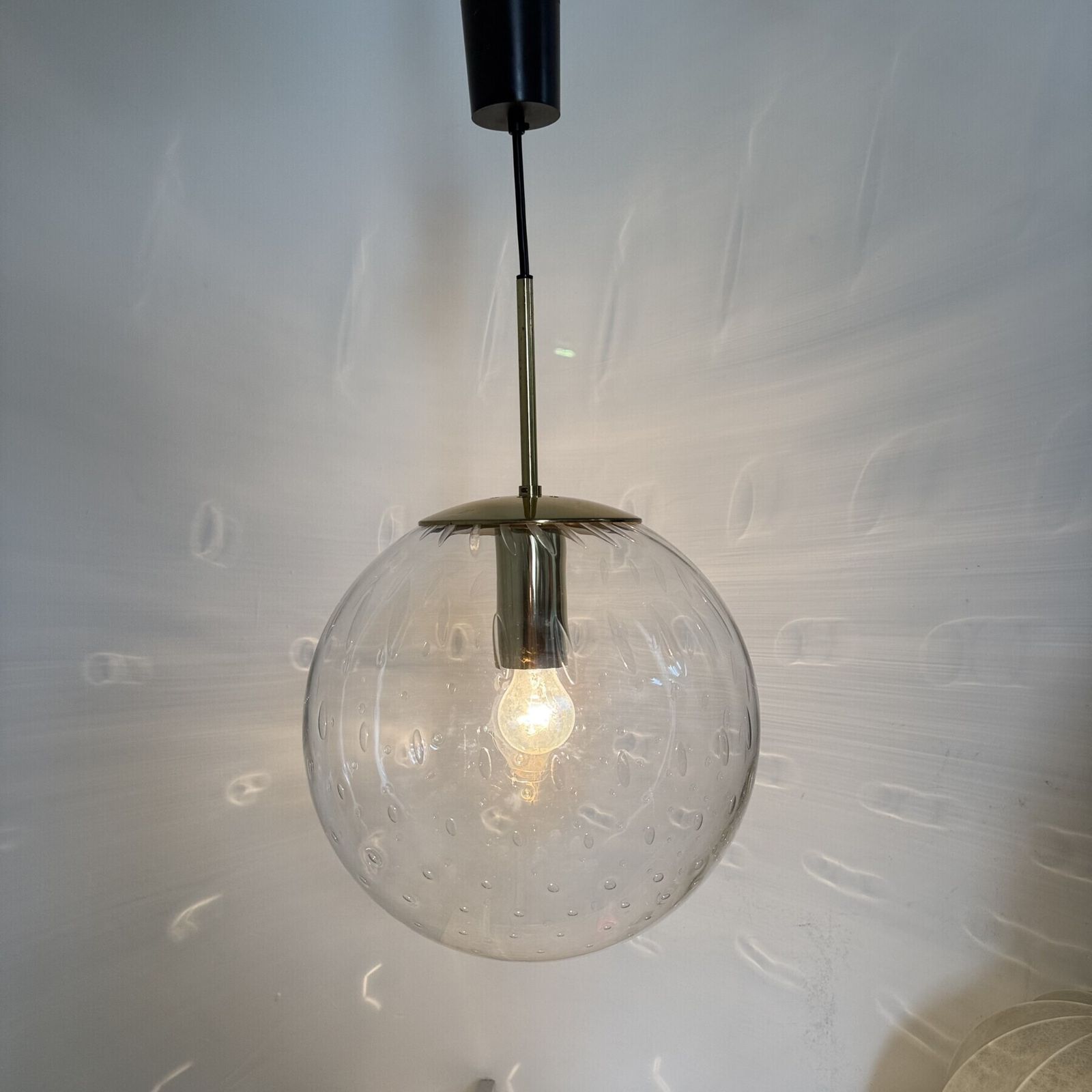 Lampe à suspension Limburg Glashütte en verre et boule en laiton, années 1970 photo 453.0