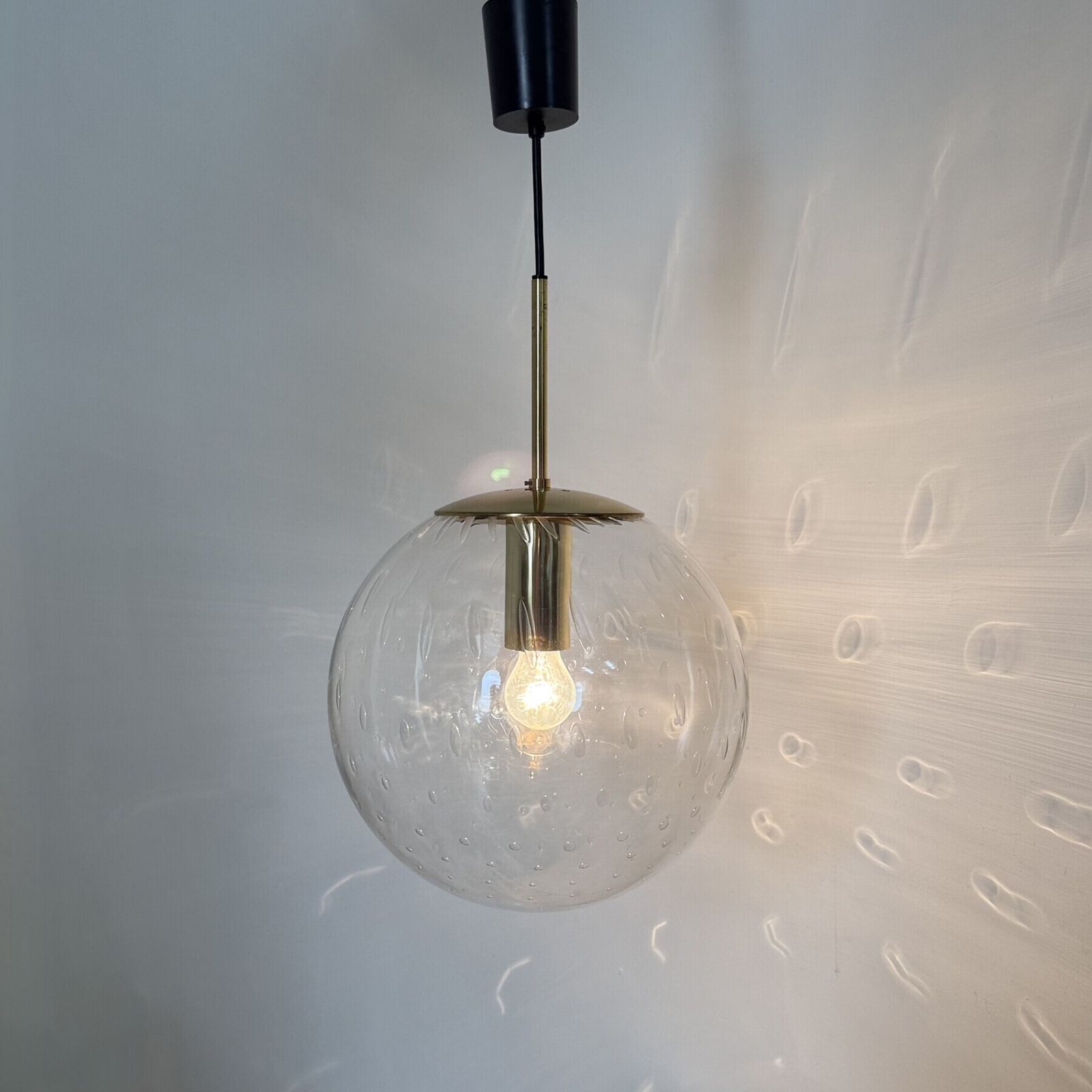 Limburg Glashütte glazen hanglamp met messing bol, jaren 1970 photo vinterior