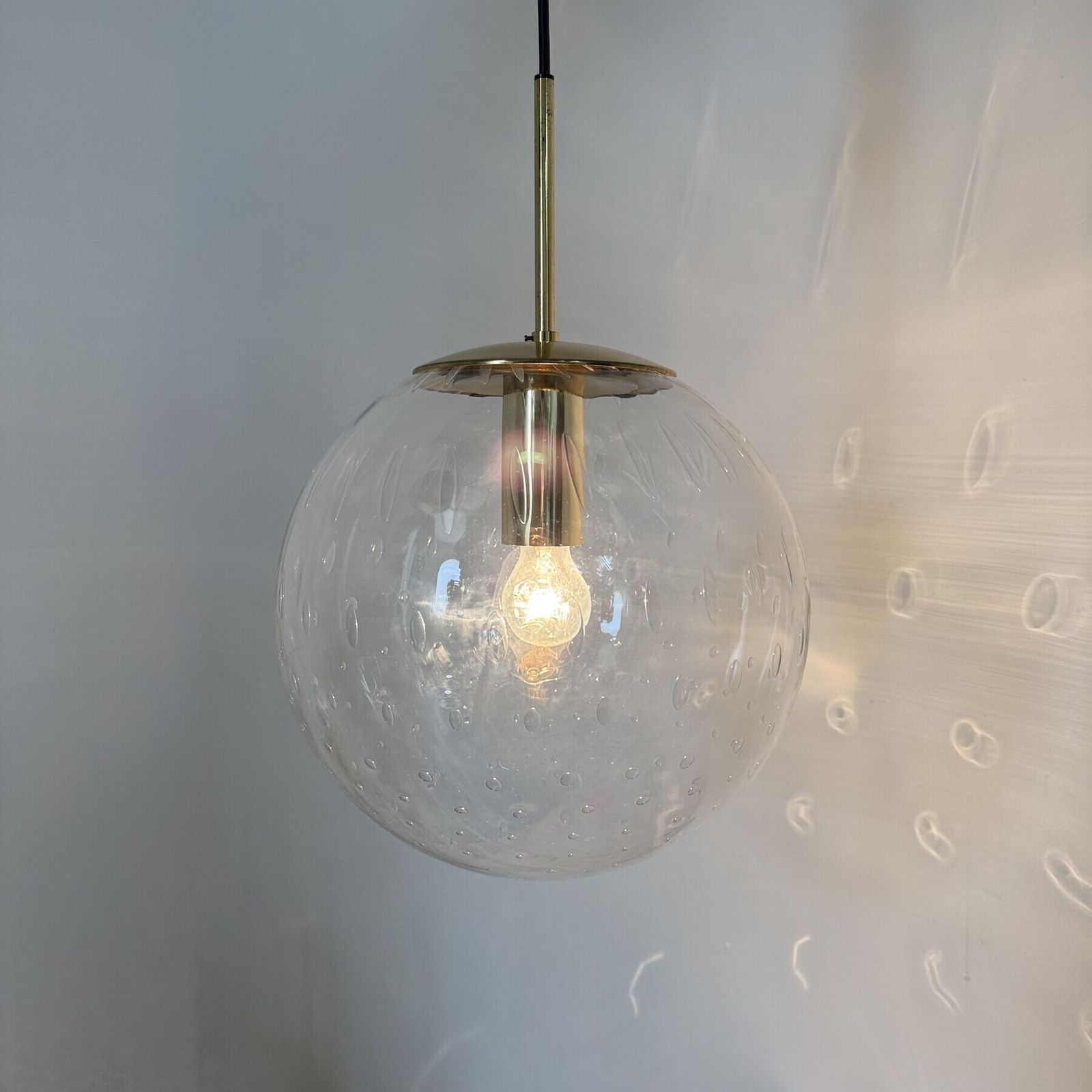 Verlichting Limburg Glashütte glazen hanglamp met messing bol, jaren 1970 photo