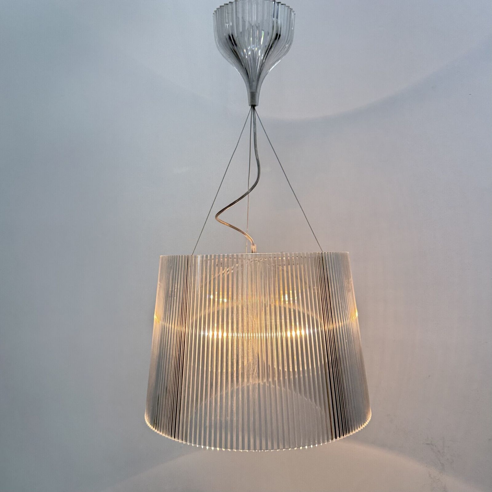 Lampe suspendue Kartell Gé en plexiglass, par Ferruccio Laviani photo for sale