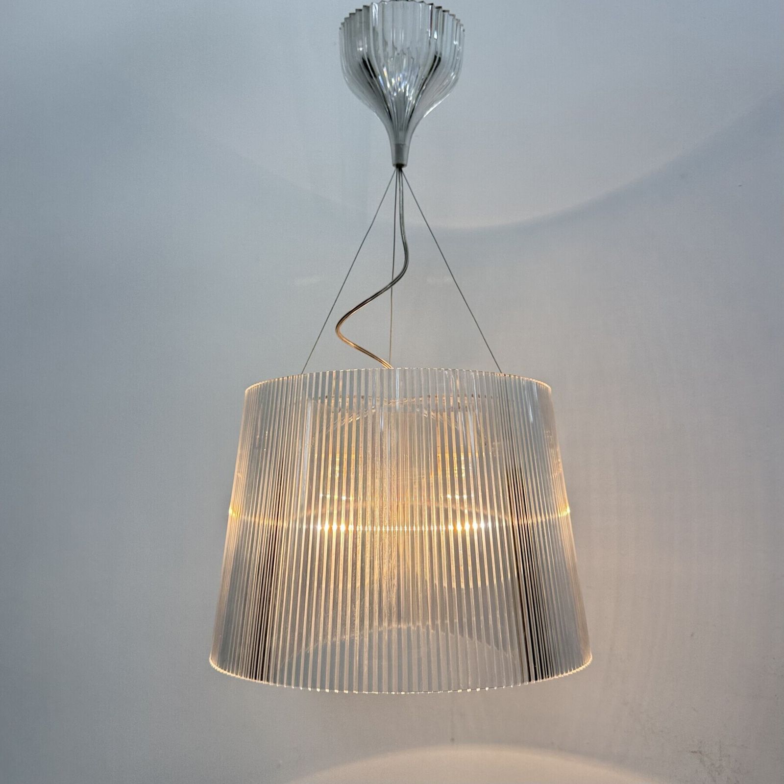Lampe suspendue Kartell Gé en plexiglass, par Ferruccio Laviani photo Luminaires