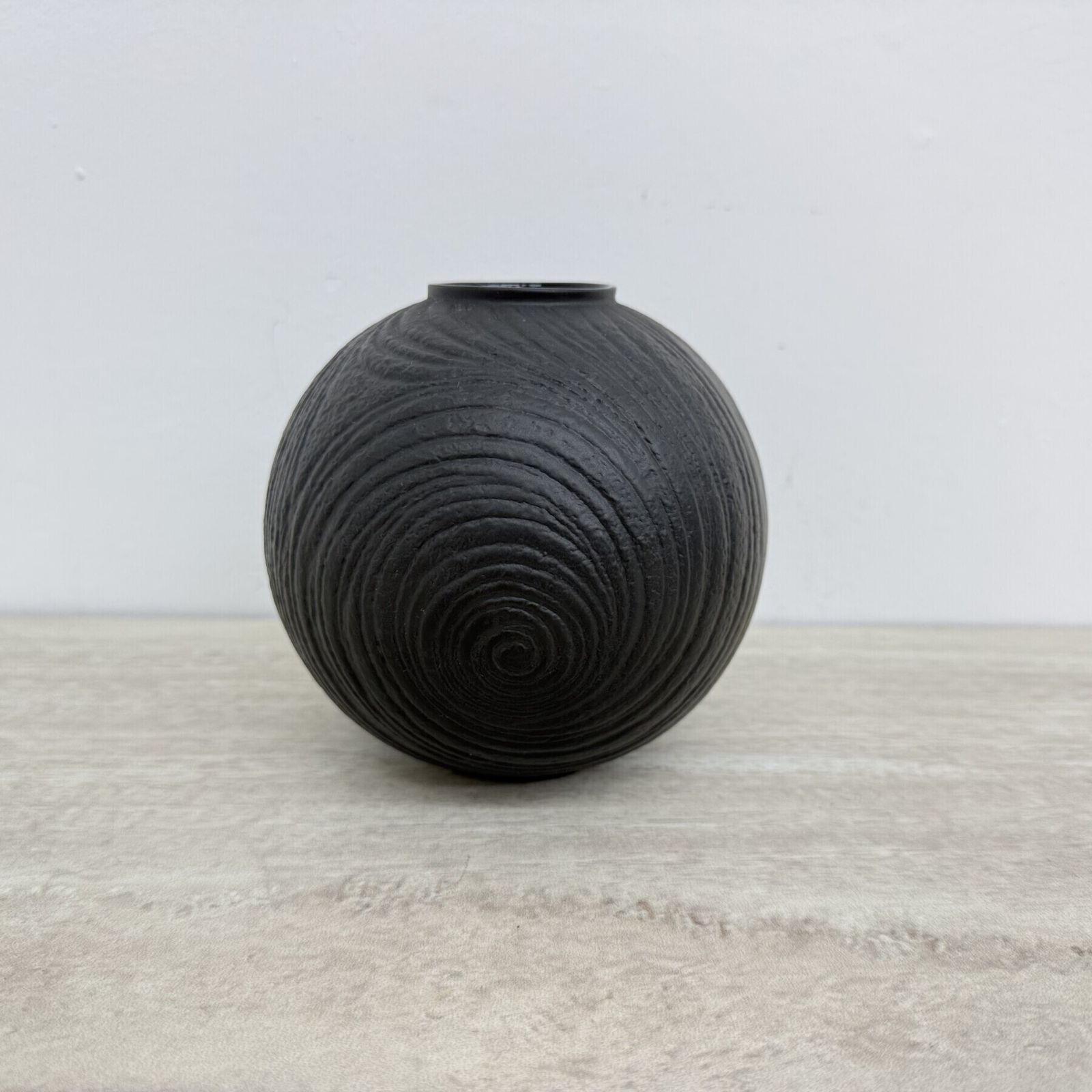 Rosenthal ronde vaas zwart porselein van Martin Freyer, jaren 1980 photo Woonaccessoires