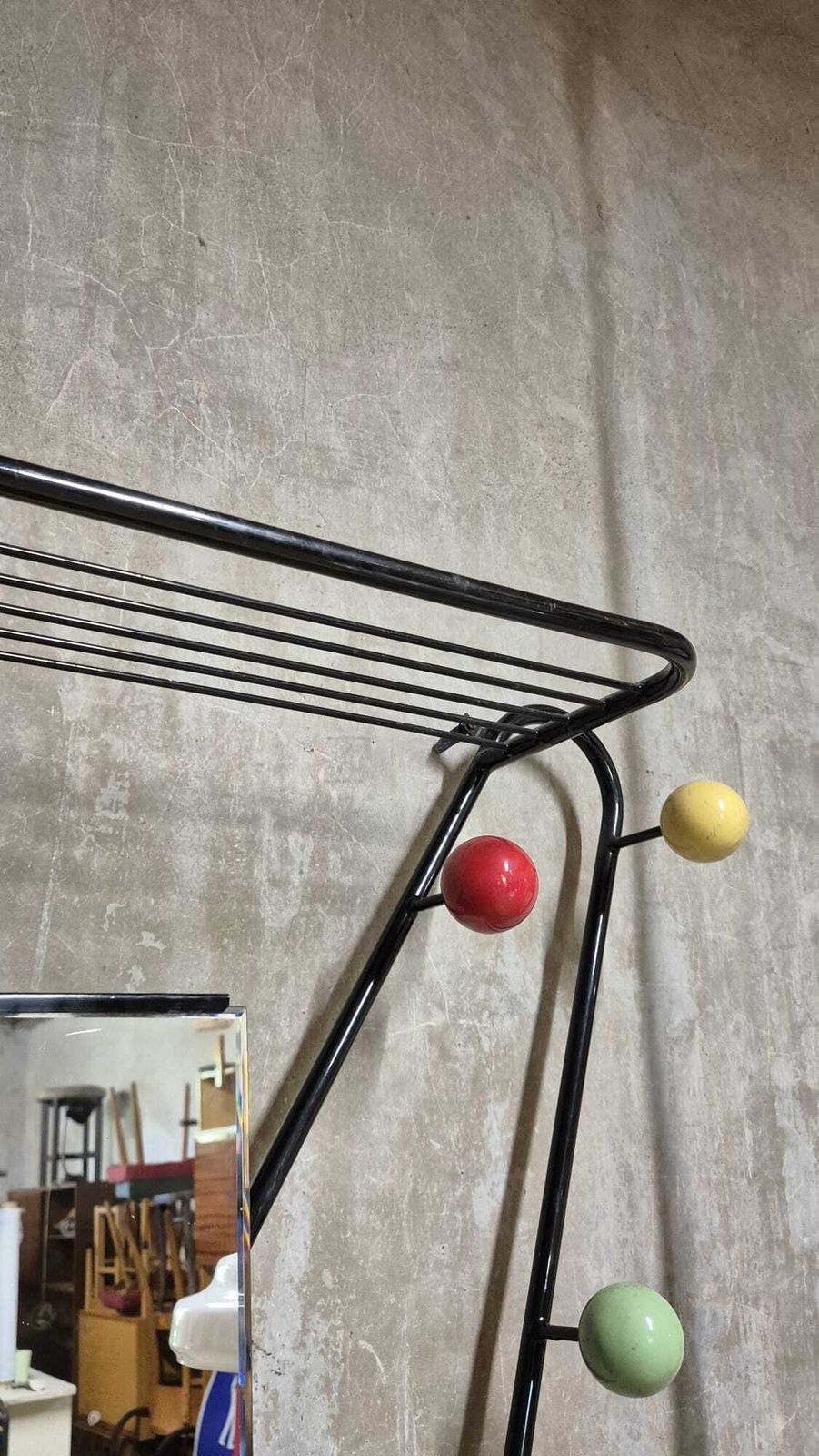 photo furniture Vintage kapstok toegeschreven aan Roger Feraud, zwart metaal met gekleurde bollen, jaren 1970, 22 x 82 x 180 cm