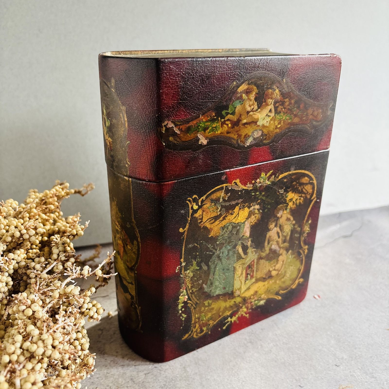 photo vintage Antiek papier-maché doosje in de vorm van een boek