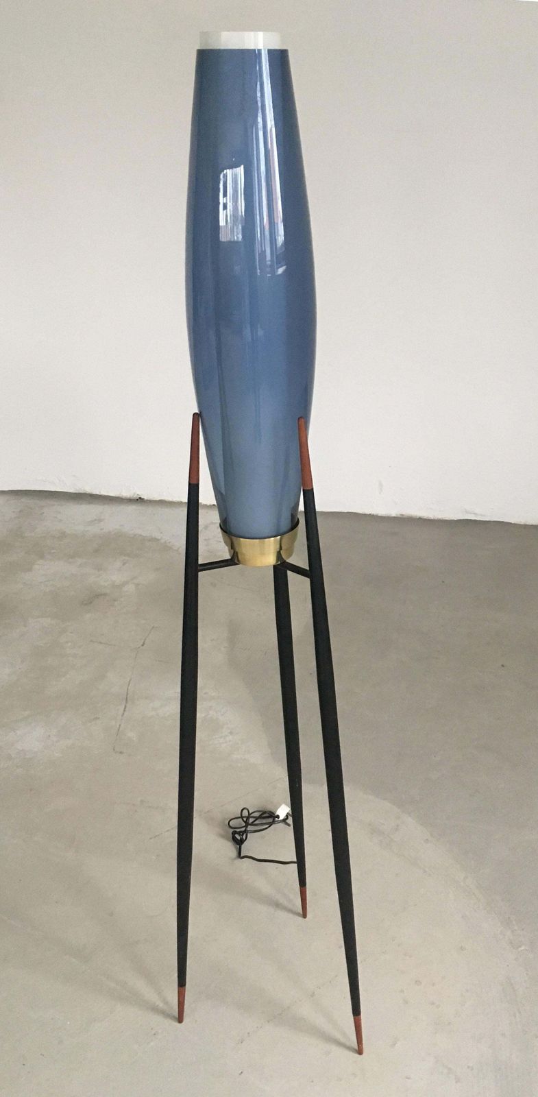 Ca. jaren 1950, twee Svend Aage Holm Sørensen raketstaande lampen met mondgeblazen opaalkleurig glas photo furniture