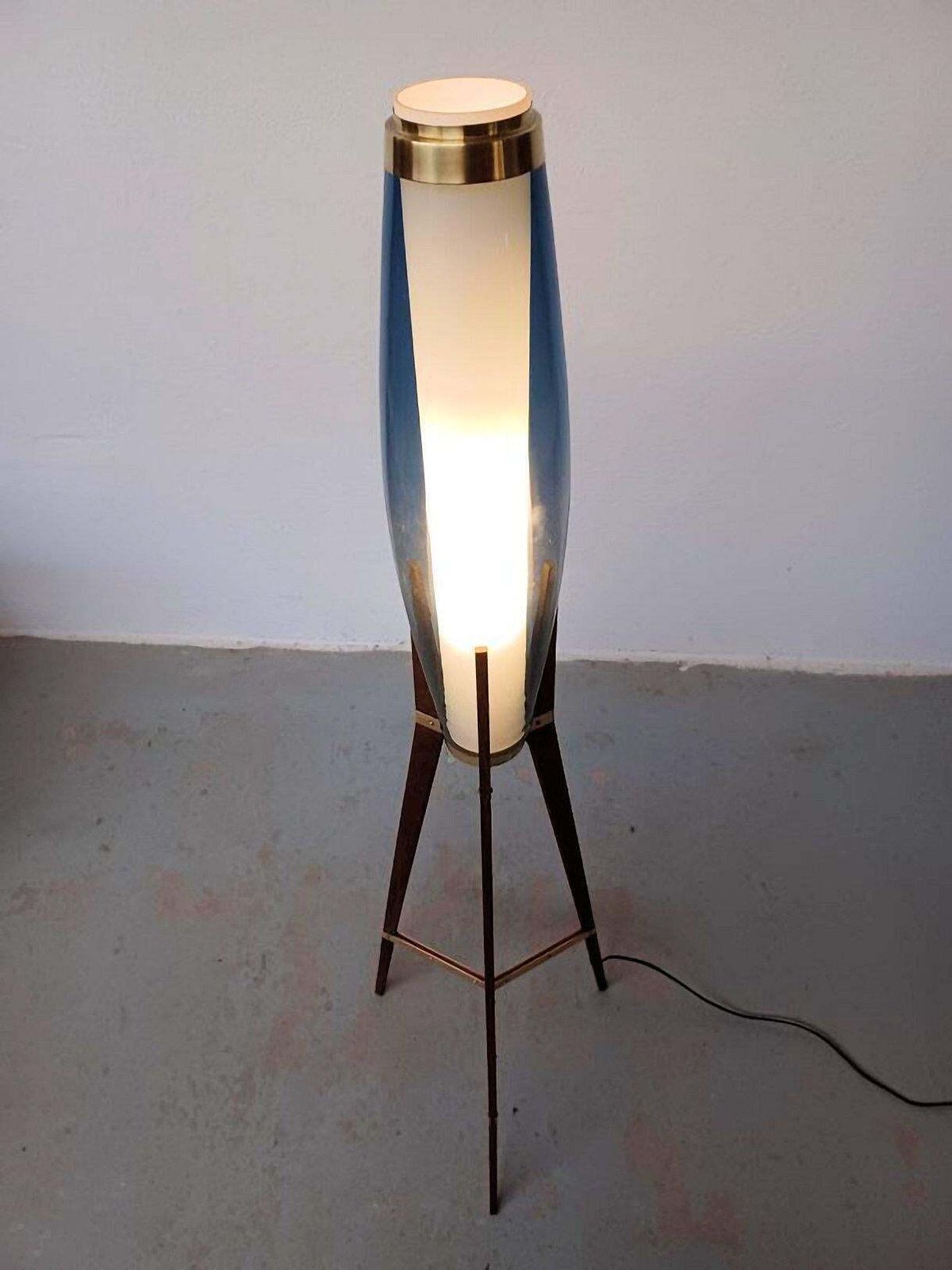 Ca. jaren 1950, twee Svend Aage Holm Sørensen raketstaande lampen met mondgeblazen opaalkleurig glas photo vintage