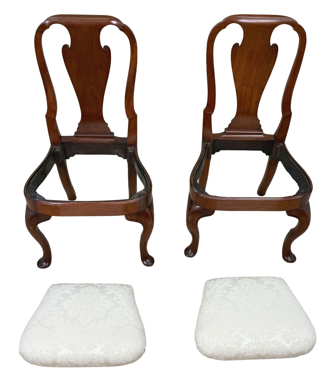 Furniture Early 18th Century Pair Of Walnut Side Chairs, Queen Anne Period (England, Circa 1710) photo