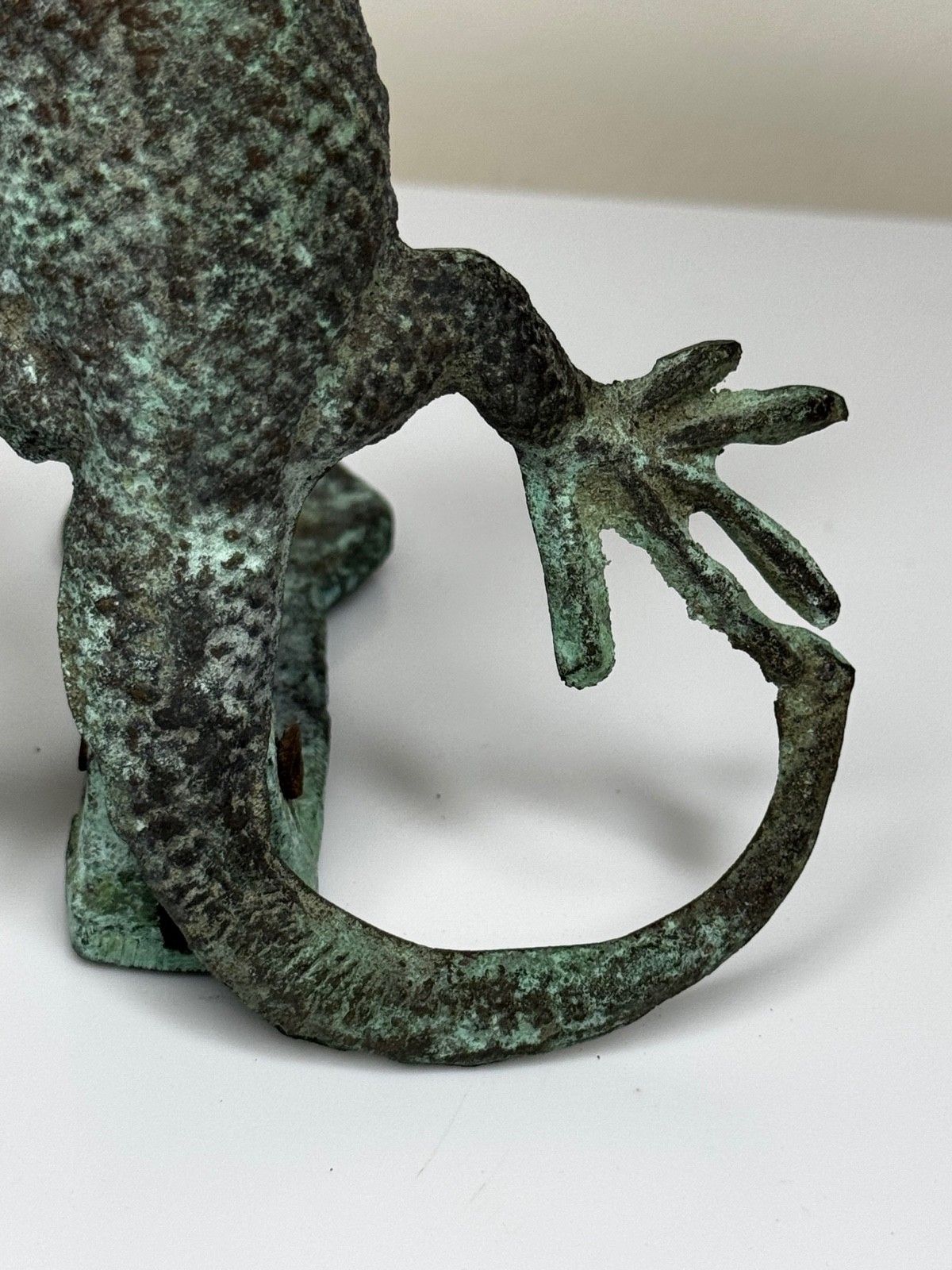 375.0 Bronzen deurklopper in de vorm van een gekko, zuidwesten van de VS, in de stijl van Oscar Bach photo