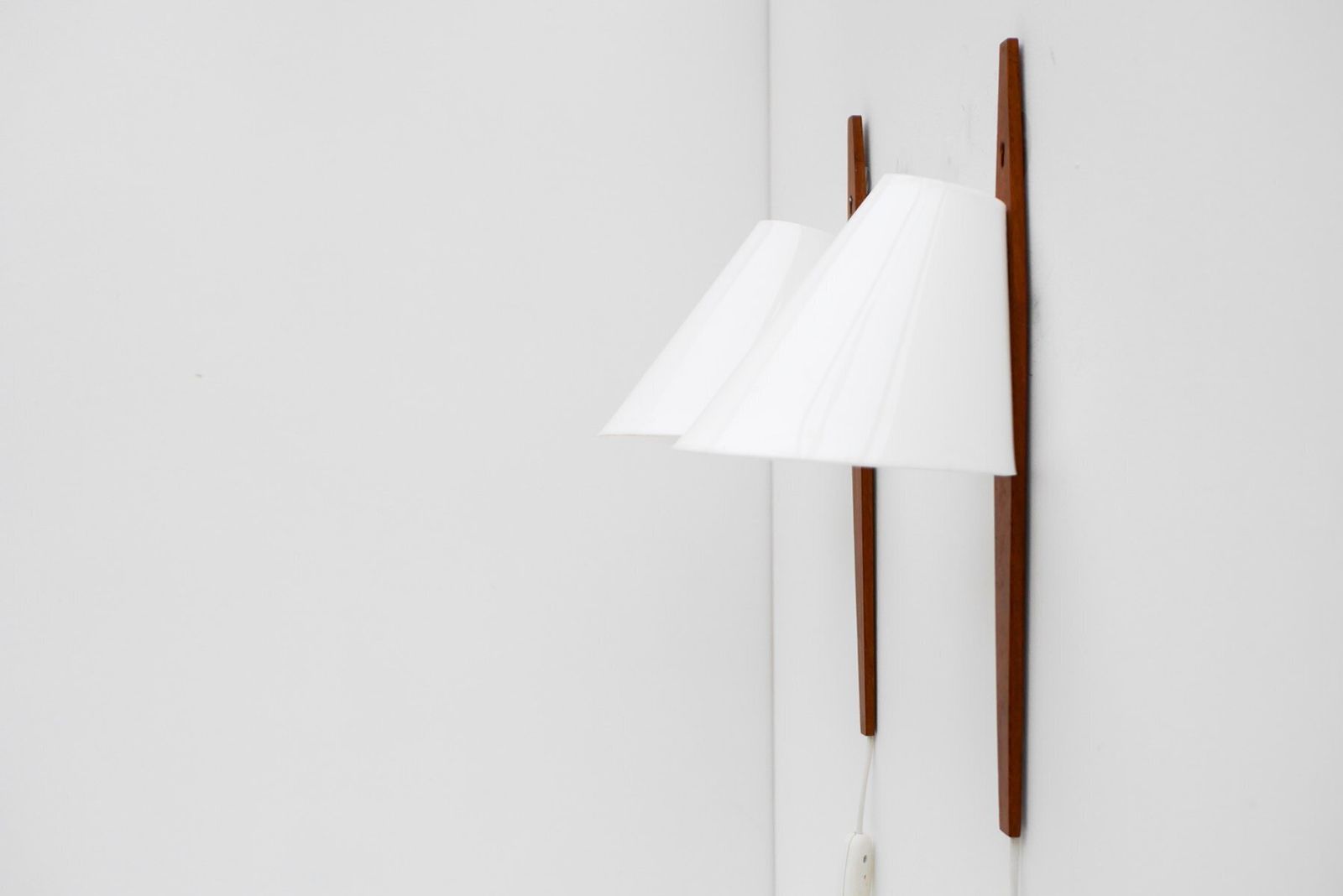 Mid-Century Modern Zweedse wandlampen in teak van Uno & Östen Kristiansson voor Luxus, 1975, set van 2.