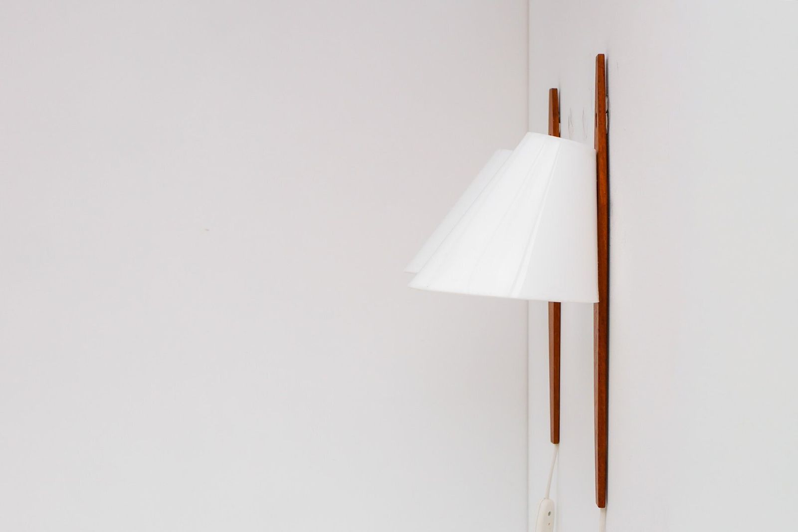 Mid-Century Modern Zweedse wandlampen in teak van Uno & Östen Kristiansson voor Luxus, 1975, set van 2. photo for sale