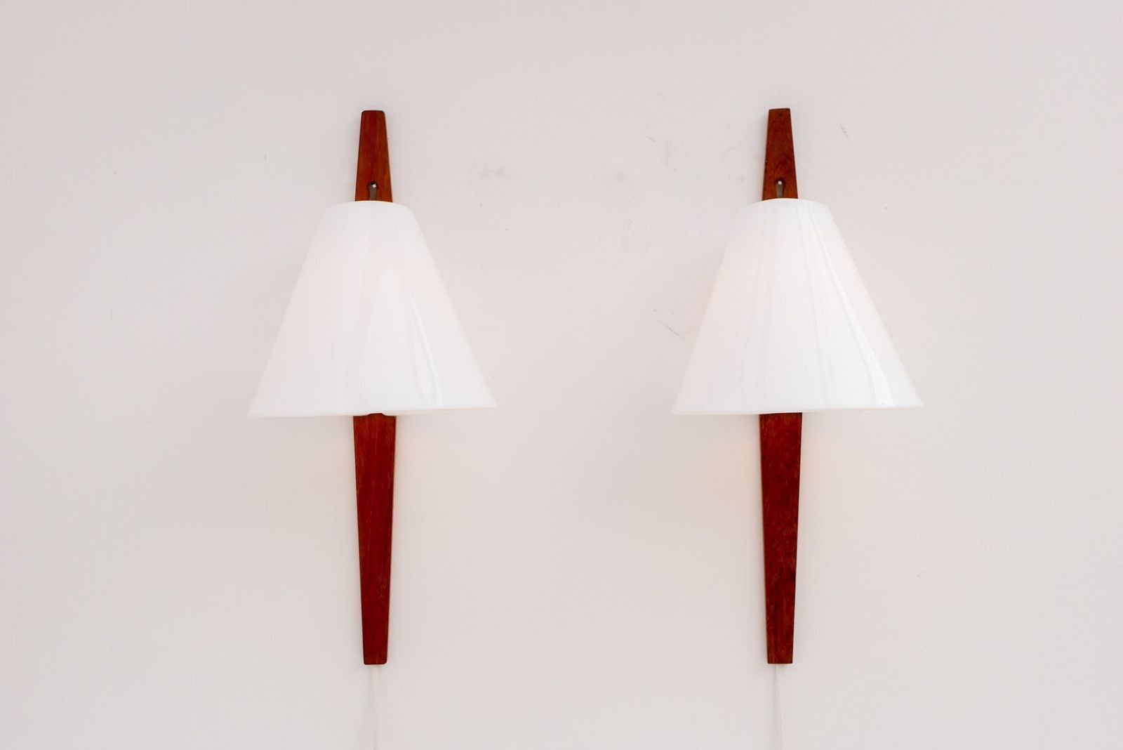Mid-Century Modern Zweedse wandlampen in teak van Uno & Östen Kristiansson voor Luxus, 1975, set van 2. photo Verlichting