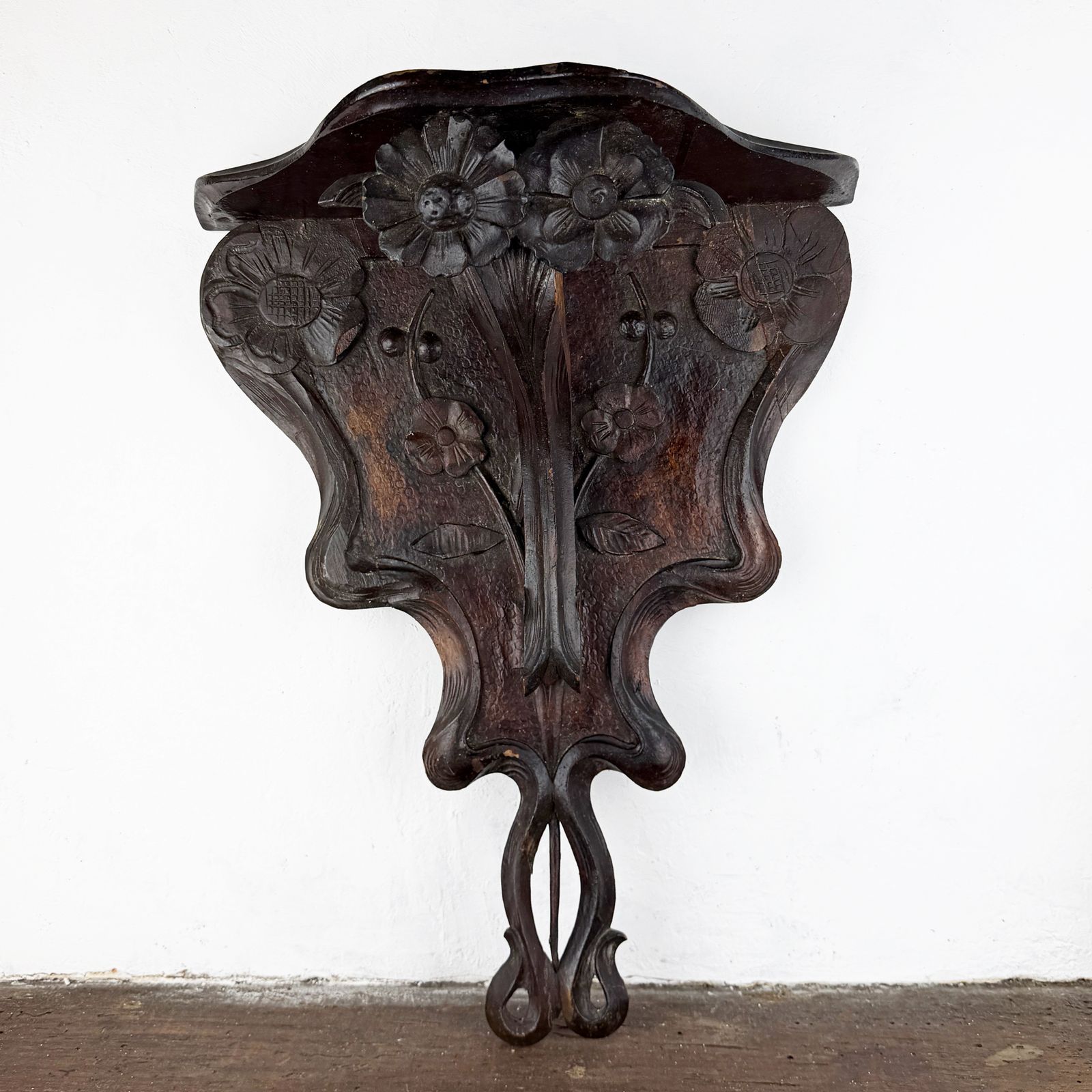 Art Nouveau wandplank, Italiaans Liberty gesneden hout, Jugendstil photo buy