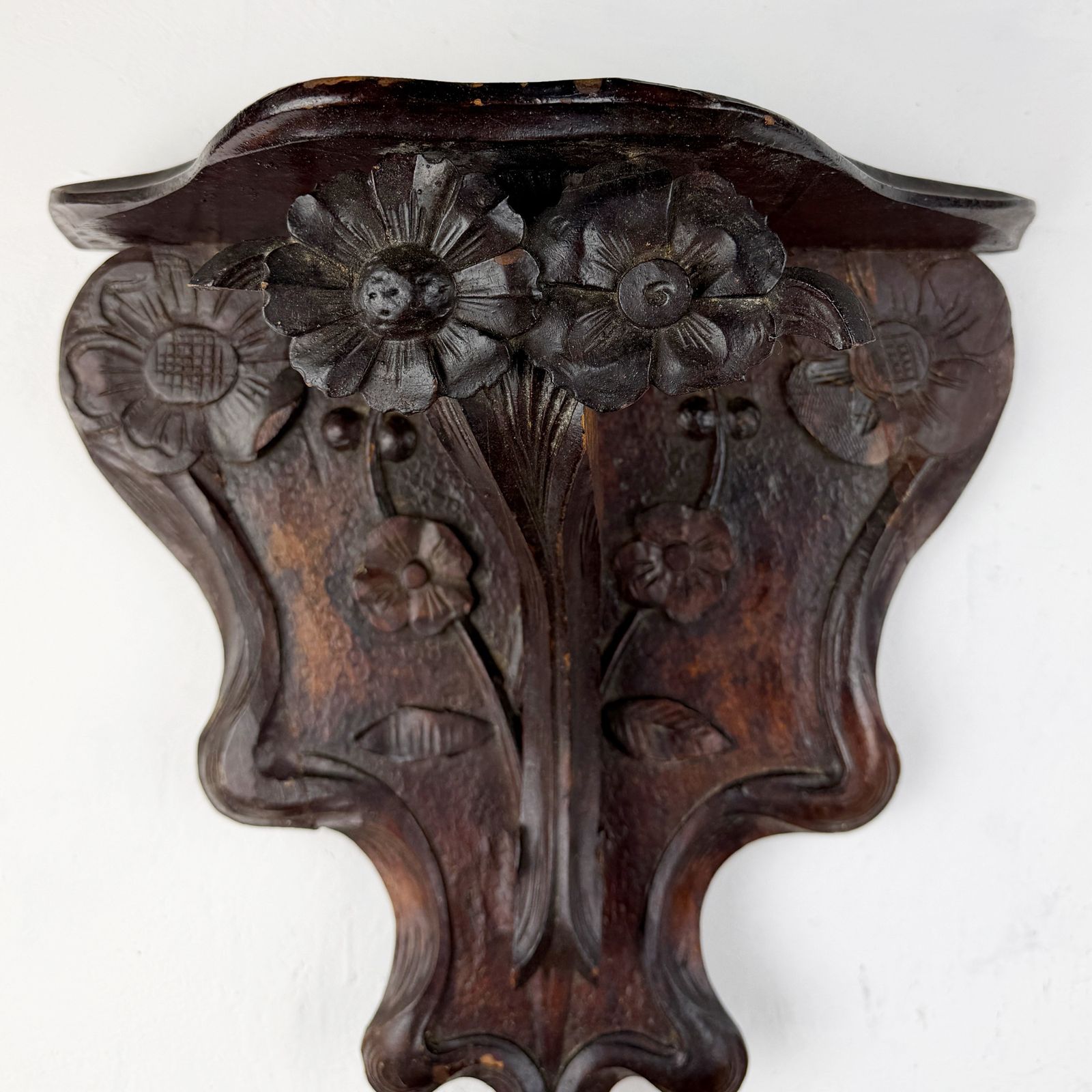 Art Nouveau wandplank, Italiaans Liberty gesneden hout, Jugendstil photo furniture
