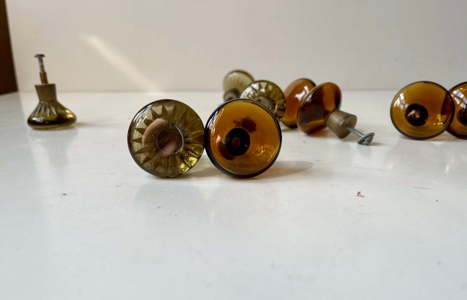 Vintage Zweedse Groene en Amberkleurige Kast- of Deurknopjes van Glas en Messing, ca. jaren 1960, 10 stuks photo for sale
