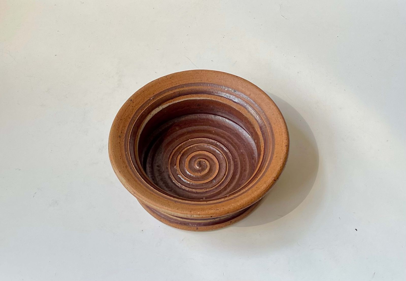 Plat en grès Tue Poulsen, glaçure spiralée, années 1970 photo Décoration