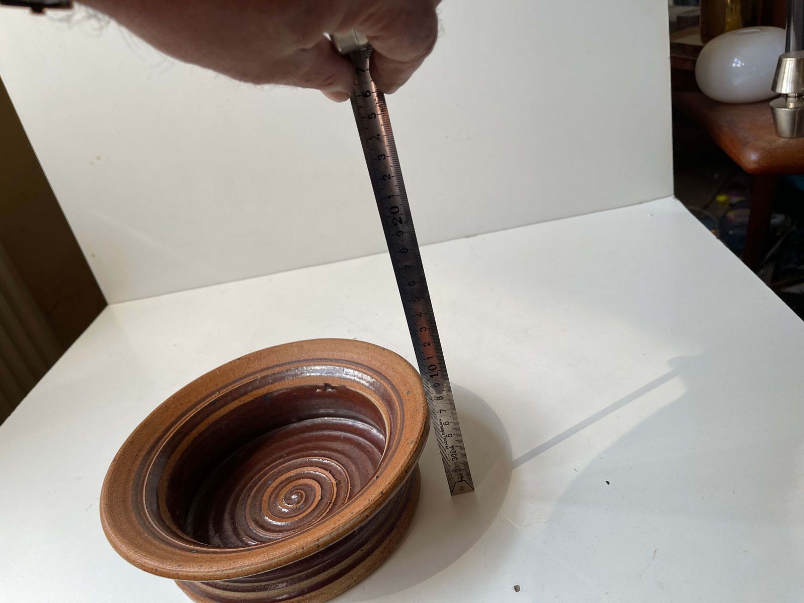 photo furniture Plat en grès Tue Poulsen, glaçure spiralée, années 1970