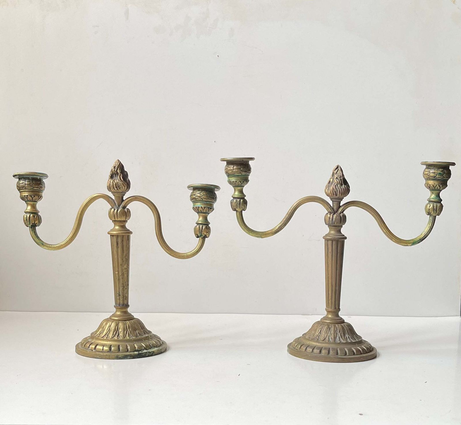 Antieke Franse kandelaars in de stijl van Louis XIV, kaarsenhouders in brons, set van 2 photo for sale