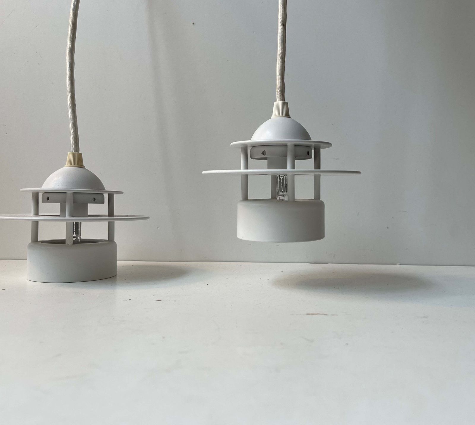 Suspensions Louis Poulsen Planet Orbit blanches, design danois minimaliste photo 549.0