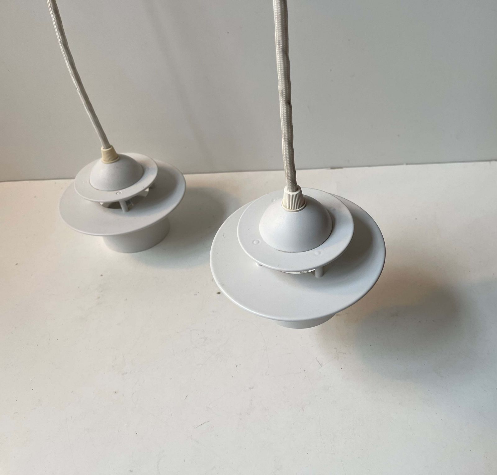 Suspensions Louis Poulsen Planet Orbit blanches, design danois minimaliste photo vinterior
