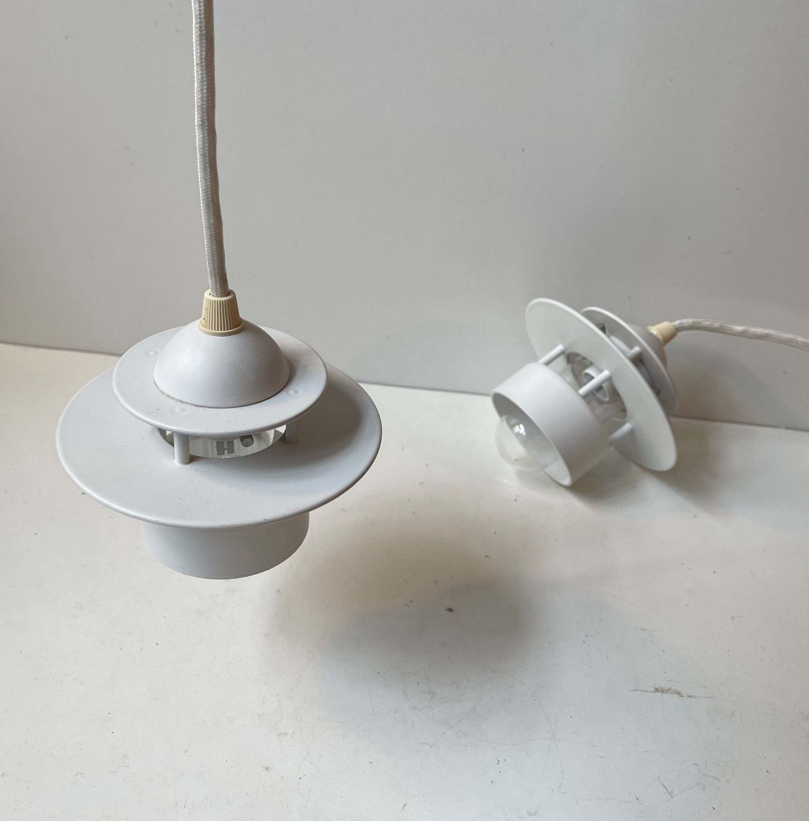 Appliques de plafond minimalistes Louis Poulsen, blanches, Planet Orbit, pour salle de bains photo vinterior