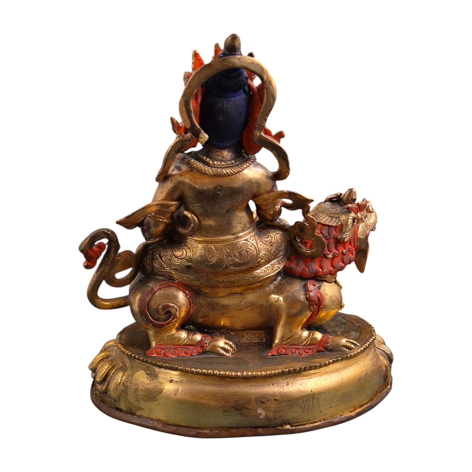 Groot Sino-Tibetaans verguld bronzen Jambhala op een beschilderde leeuw, ca. 1900-1950 photo vinterior