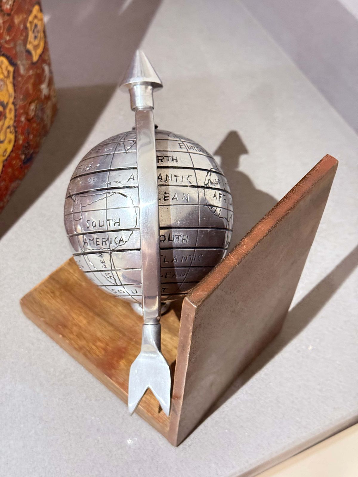 Paar Atlas Globe Boekensteun Metaal & Hout Decoratief. Luxe Boekenhouders photo Woonaccessoires