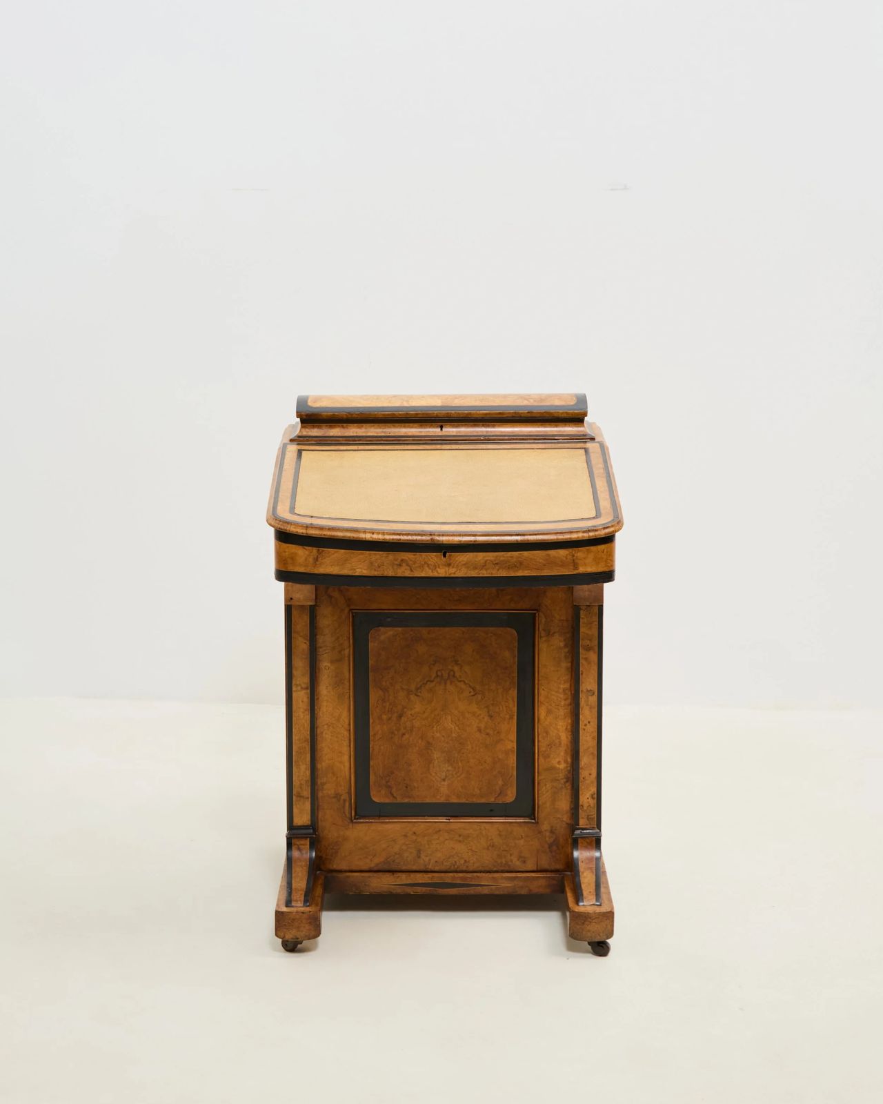 Wortelnotenhouten staand bureau, 19e eeuw photo furniture
