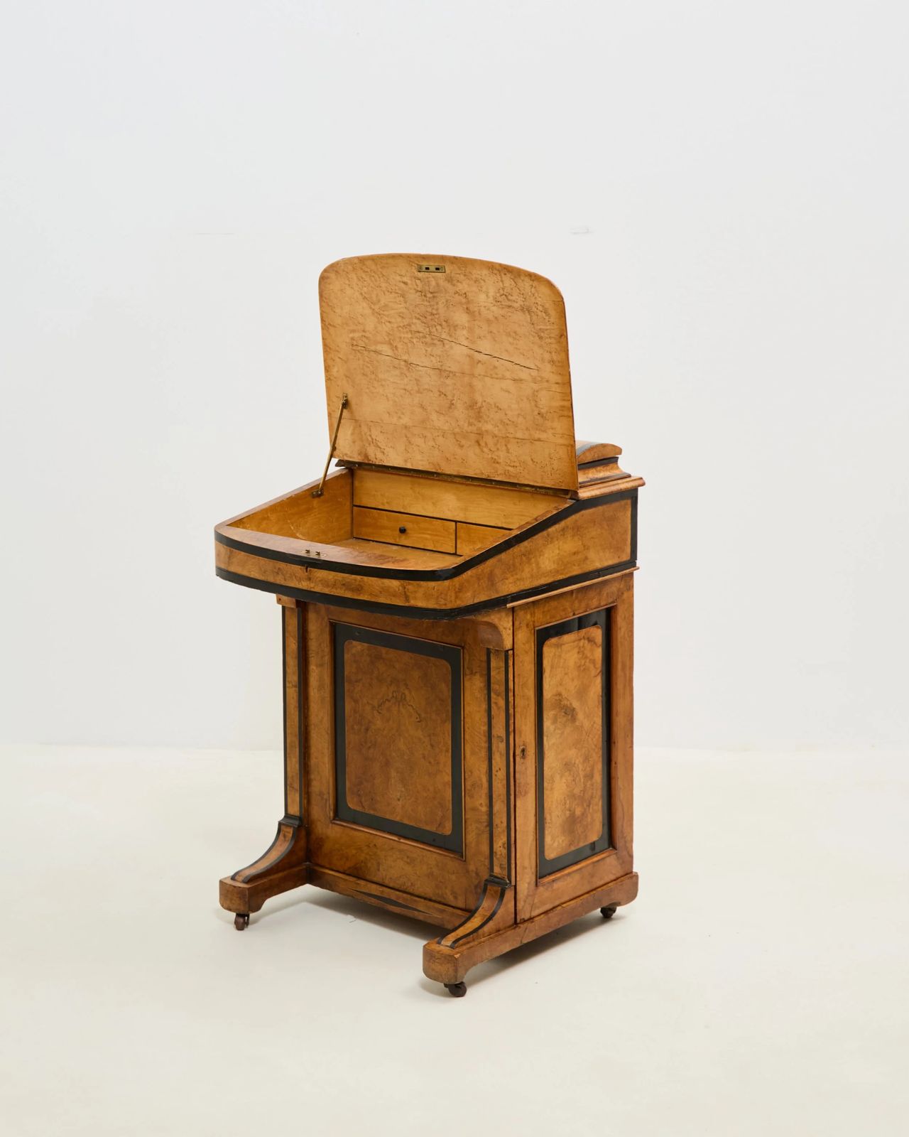 Wortelnotenhouten staand bureau, 19e eeuw photo Meubels